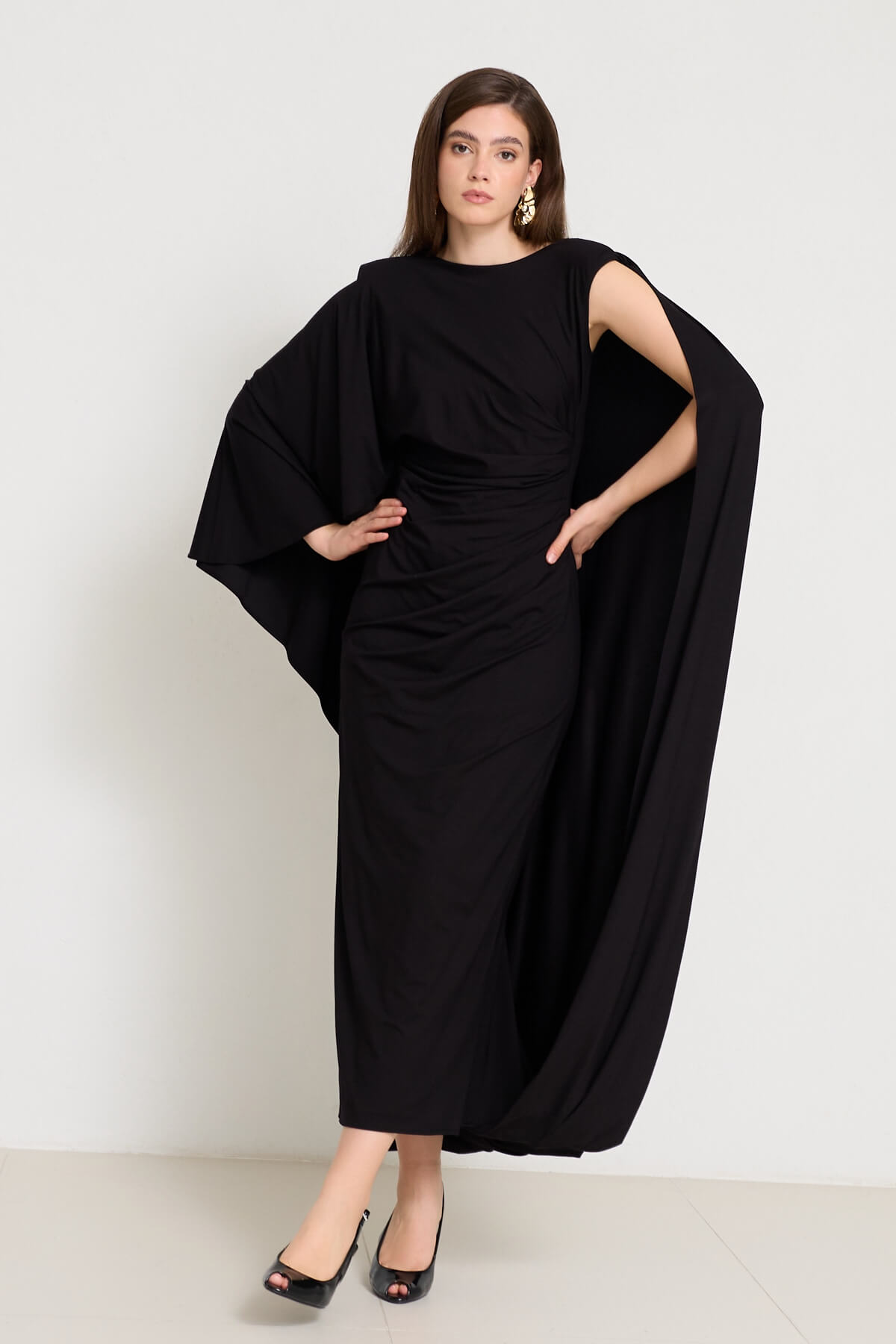 Siyah Omuz Ve Aksesuar Detaylı Belden Büzgülü Tam Kalıp Elbise