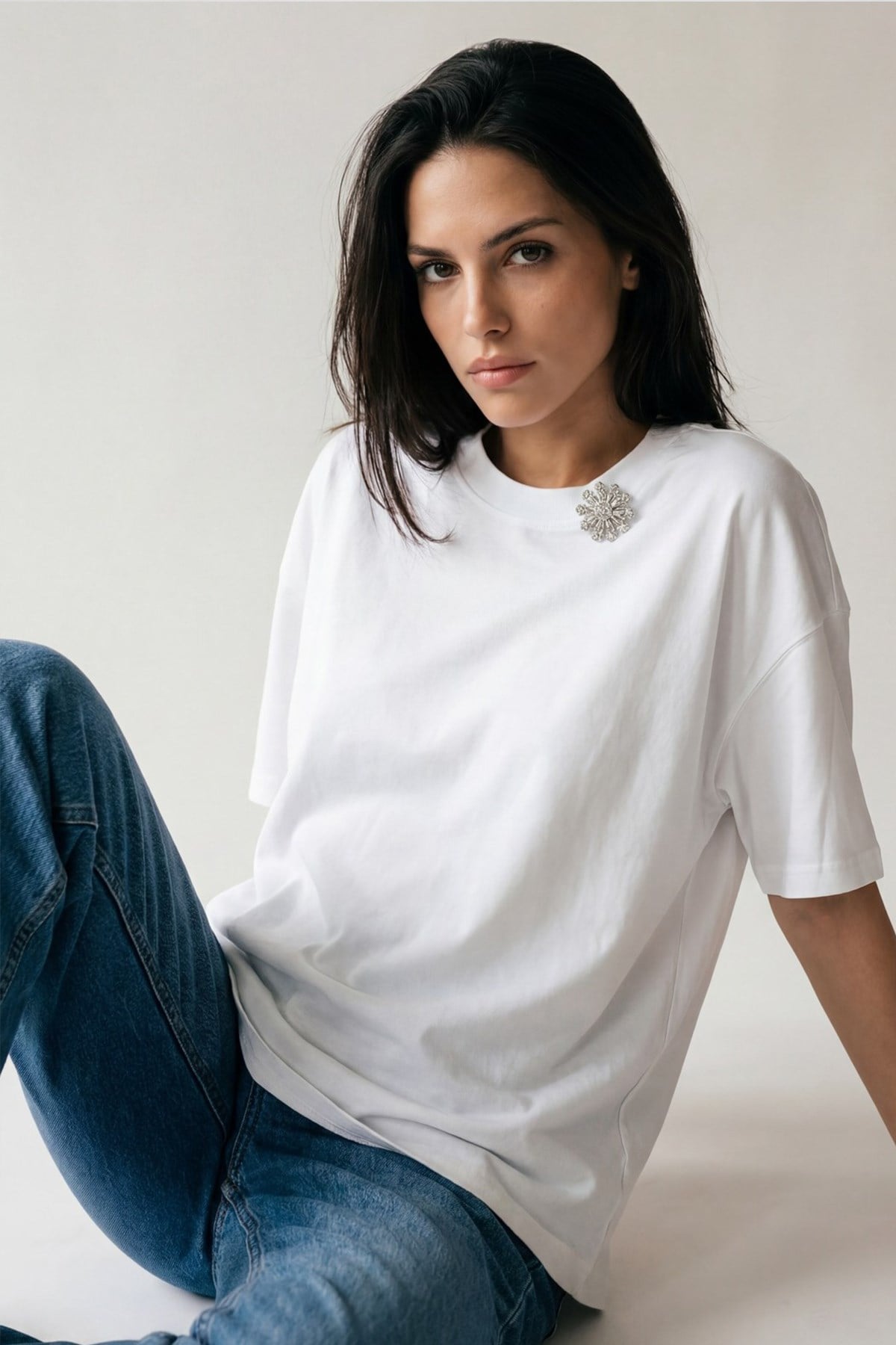Ekru Amia&Co Marka Bisiklet Yaka Taş İşlemeli Broş Detaylı Oversize T-Shirt