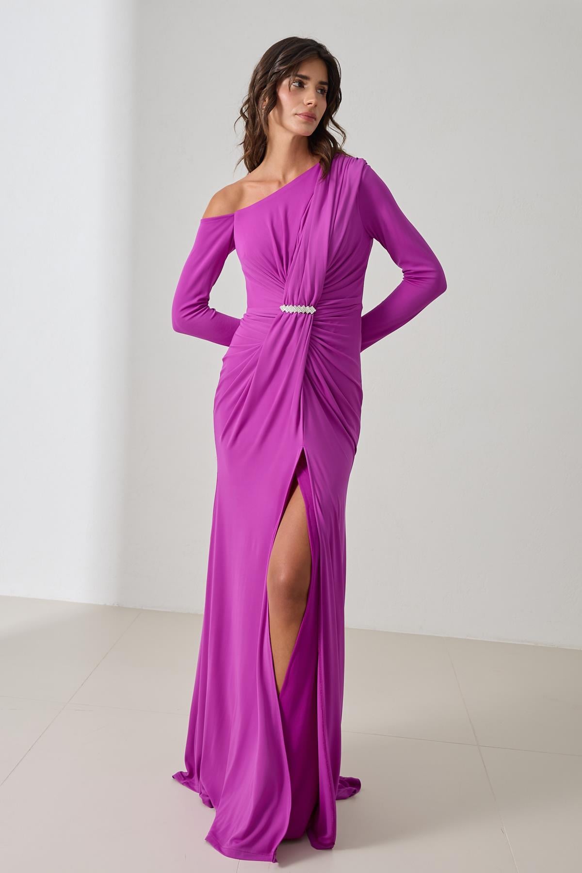 Fuşya Düşük Omuz Ve Drape Detaylı Yırtmaçlı Uzun Abiye Elbise Kadın Abiye Elbise modelleri