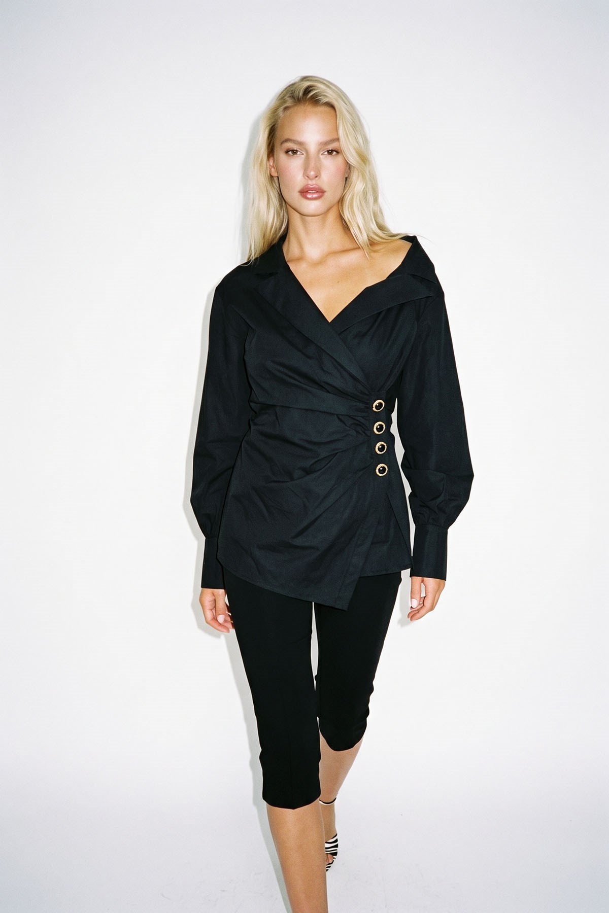 Siyah Kruvaze Yaka Düğme Detaylı Gömlek