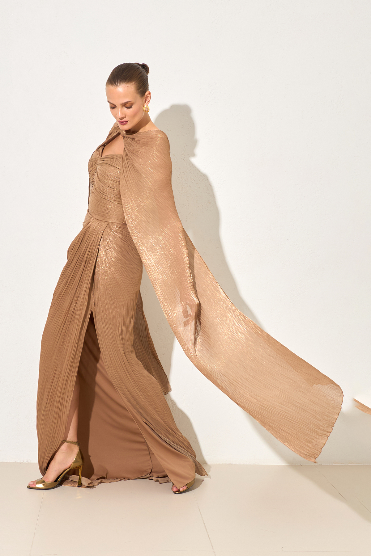 Koyu Gold Pelerin Ve Drape Detaylı Geniş Kalıp Abiye Elbise