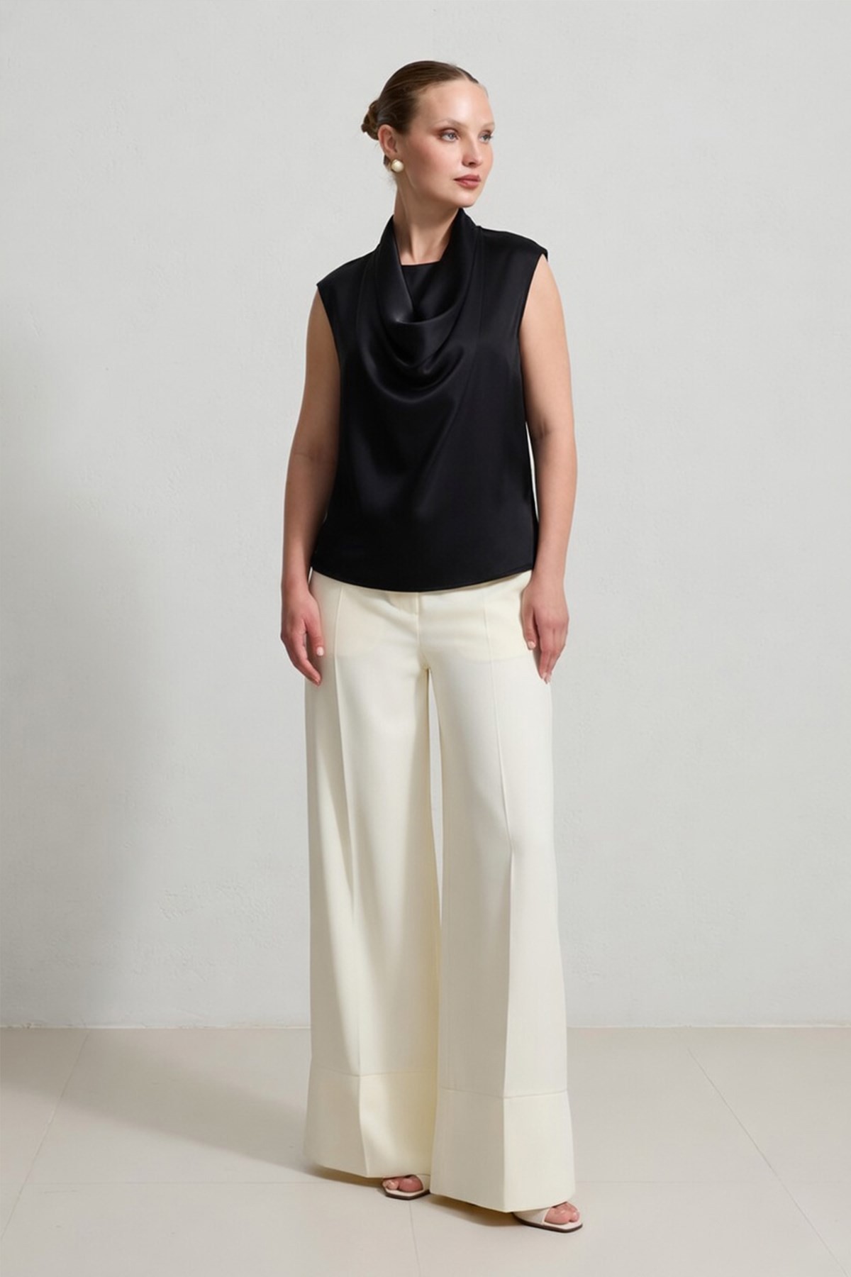 Siyah Drape Ve Yaka Detaylı Kolsuz Bluz