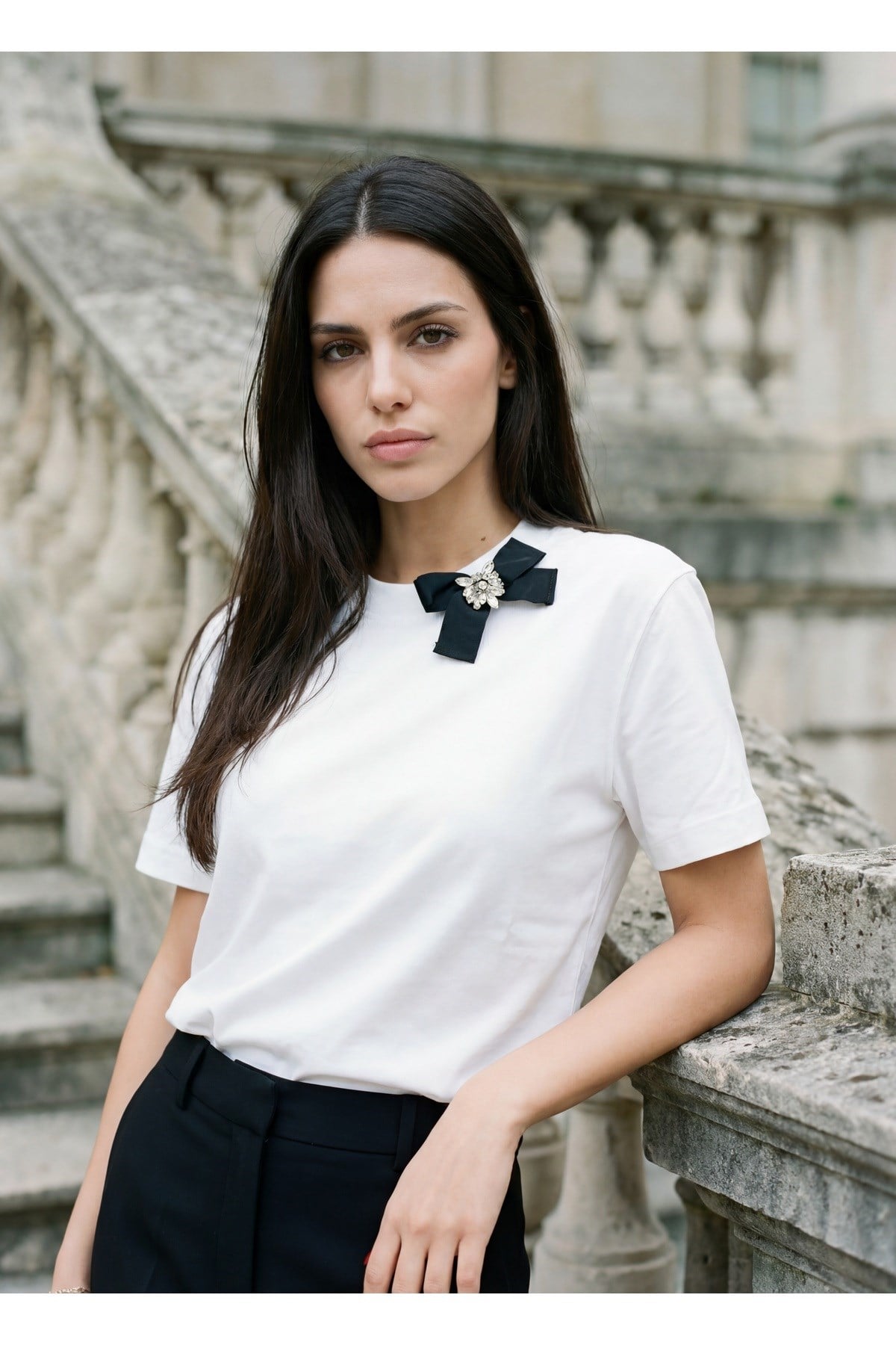 Ekru Amia&Co Marka Bisiklet Yaka Taş Detaylı Fiyonk Aksesuarlı Kısa Kollu T-Shirt