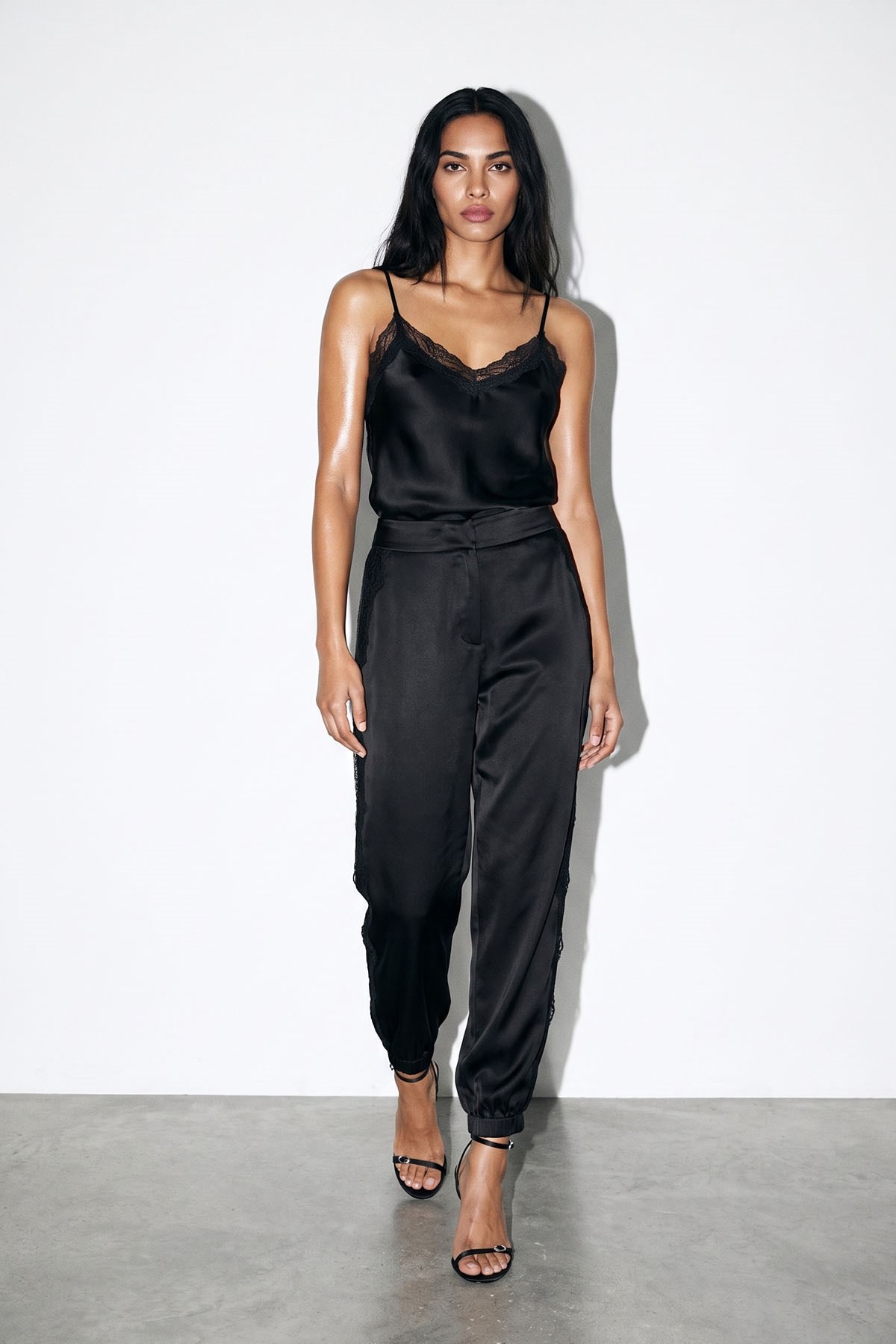Siyah Paçası Lastikli Rahat Kesim Pantolon