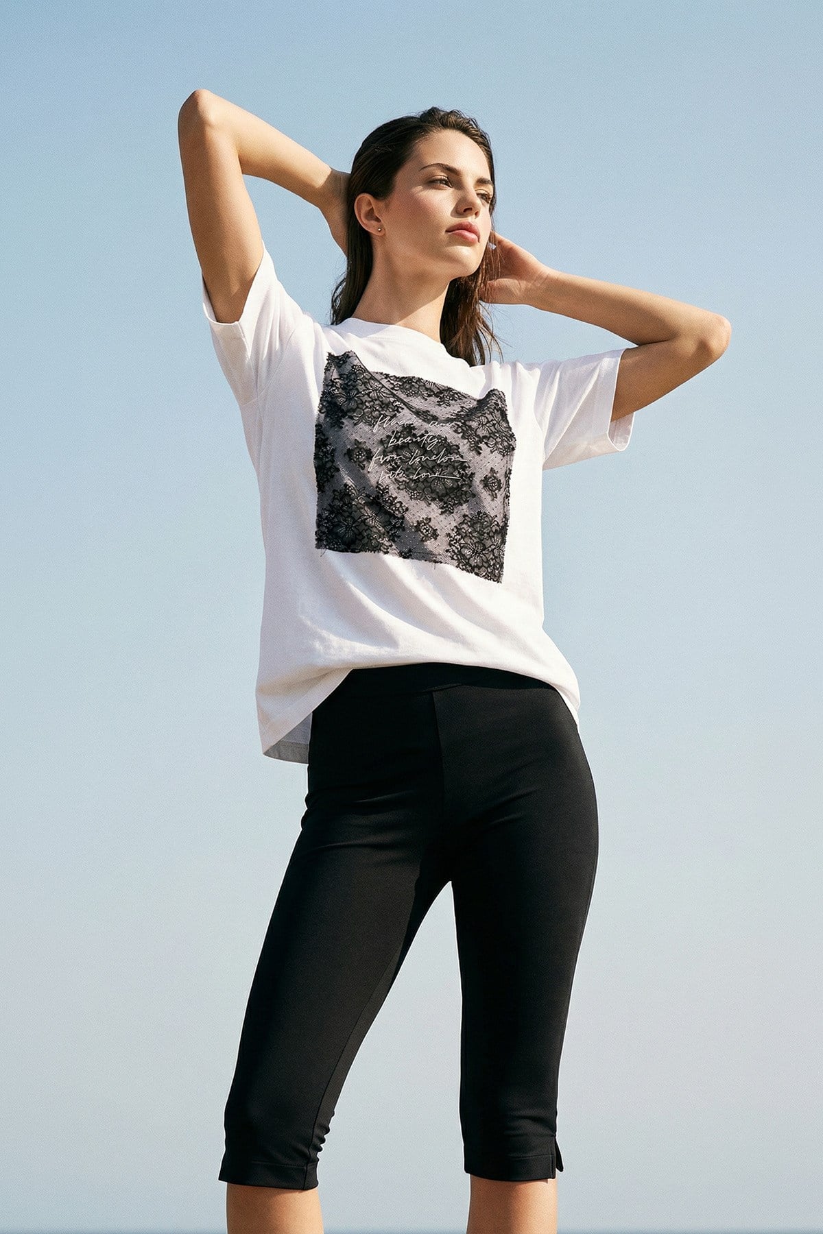 Ekru Amia&Co.Oversize Bisiklet Yaka Basic Dantel Görünümlü Baskılı Kısa Kollu Kadın T-Shirt