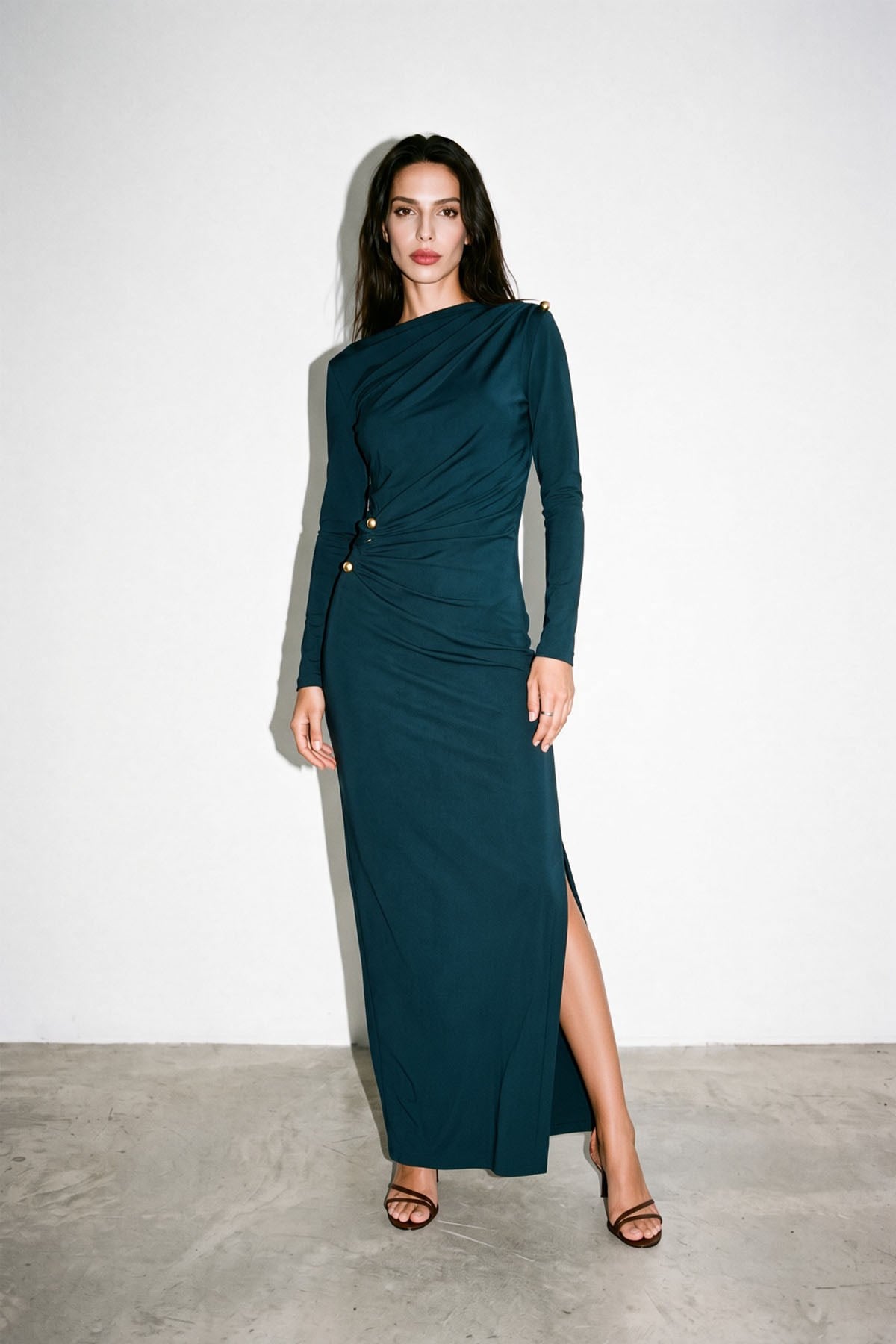 Zümrüt Drape Ve Metal Aksesuar Detaylı Uzun Elbise