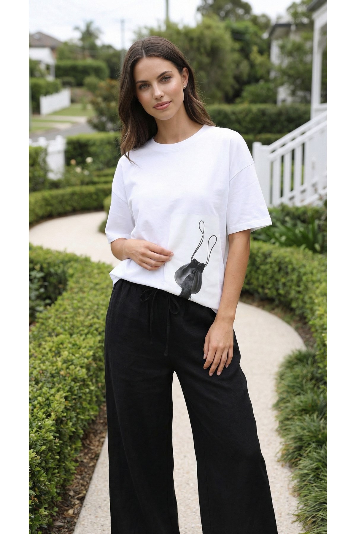 Ekru Amia&Co. Oversize Bisiklet Yaka Çin Düğme Detaylı Minimal Çanta Baskılı Kadın T-Shirt