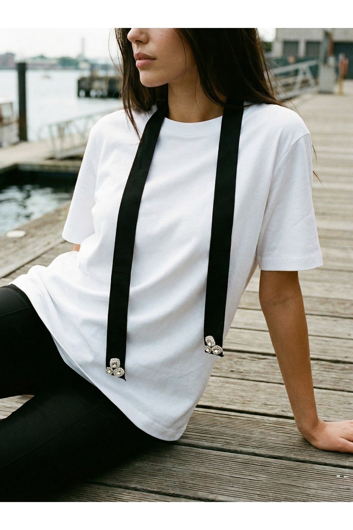 Ekru Amia&Co. Bisiklet Yaka Siyah Şerit Taş Detaylı Oversize Kadın T-Shirt