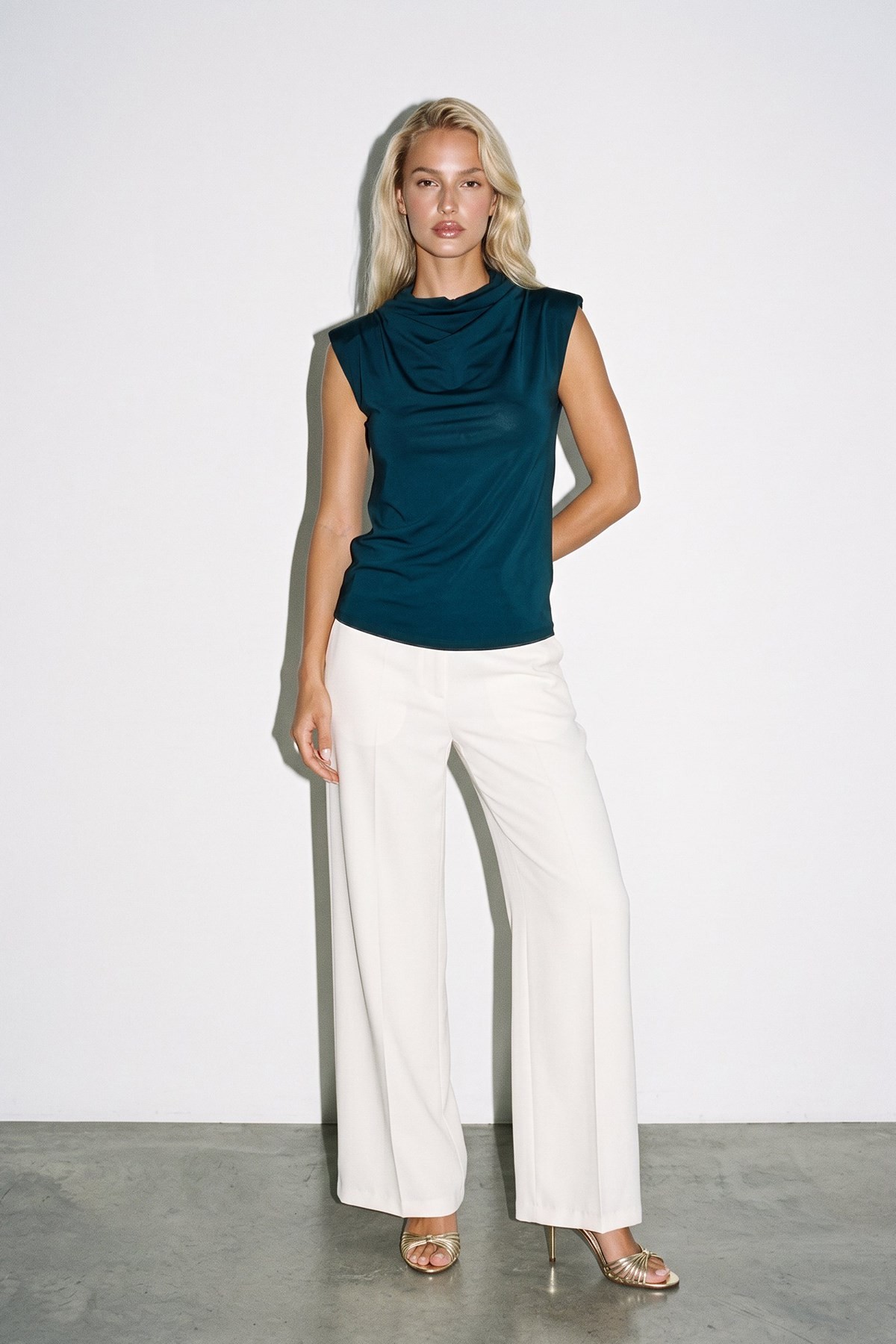 Zümrüt Drape Yakalı Kolsuz Bluz