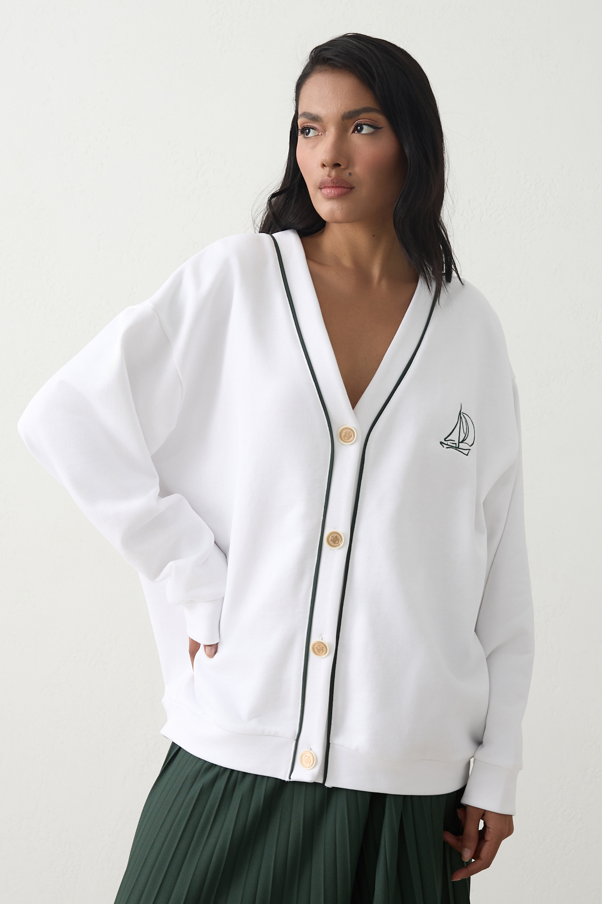 Ekru-Yeşil %100 Pamuk Düğme Ve Yakada Nakış Detaylı Sweatshirt