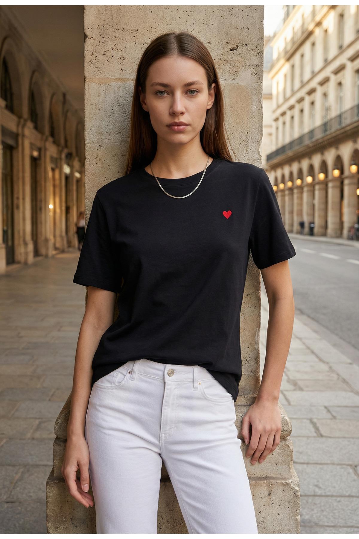 Siyah Amia&Co Marka Minimal Kalp Nakış Detaylı Kısa Kollu T-Shirt
