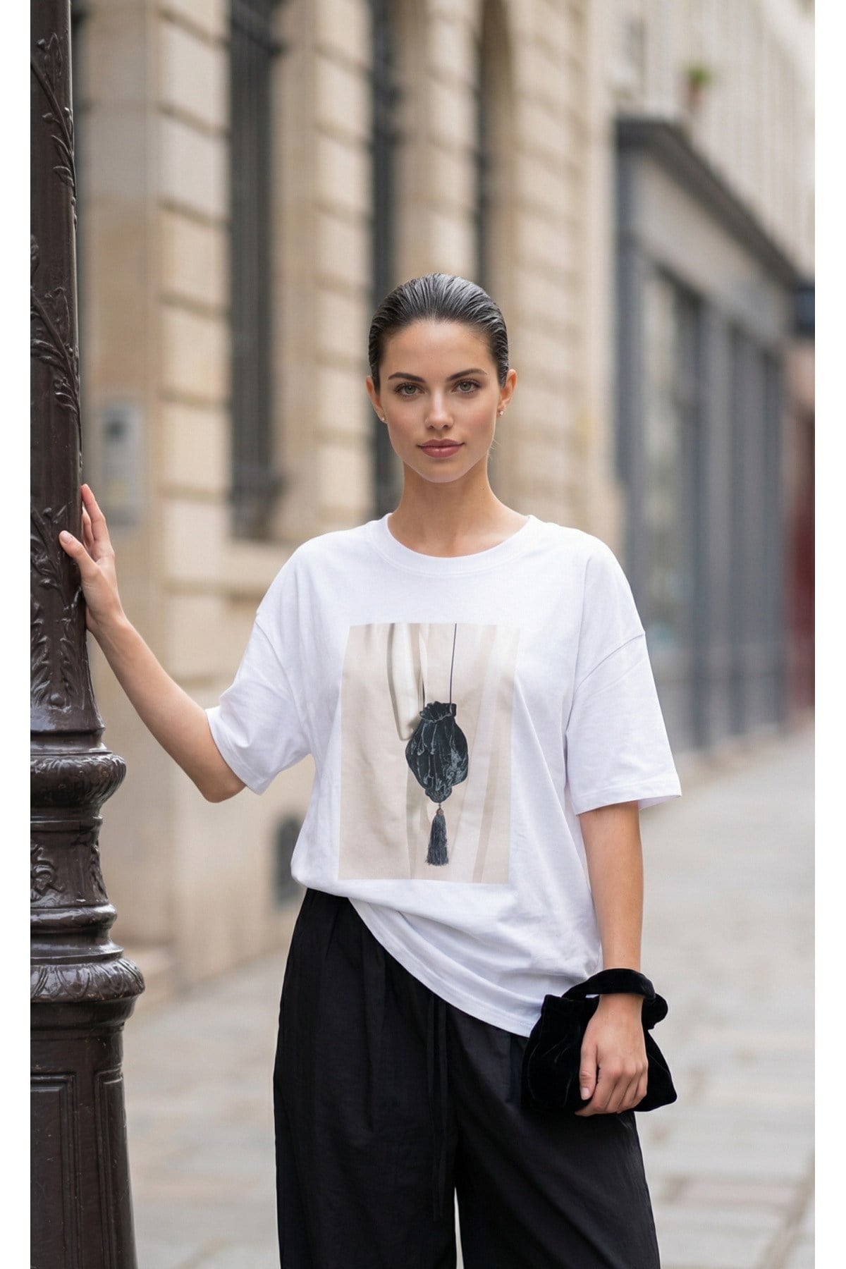 Ekru Amia&Co. Oversize Bisiklet Yaka Aksesuar Temalı Çanta Baskılı Minimal Kadın T-Shirt