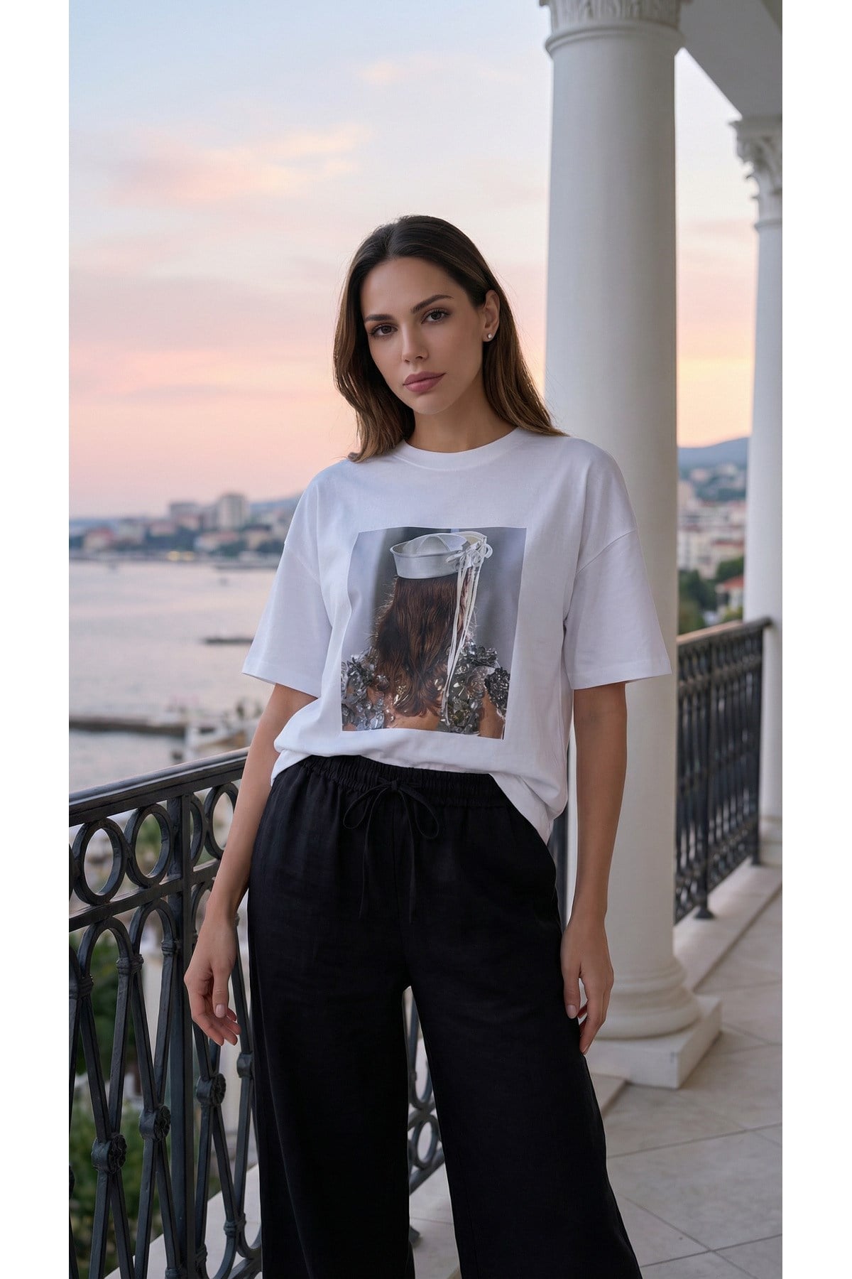 Ekru %100 Pamuk Amia&Co. Oversize Bisiklet Yaka Sanatsal Kadın Figürü Baskılı Basic Kısa Kollu Kadın T-Shirt