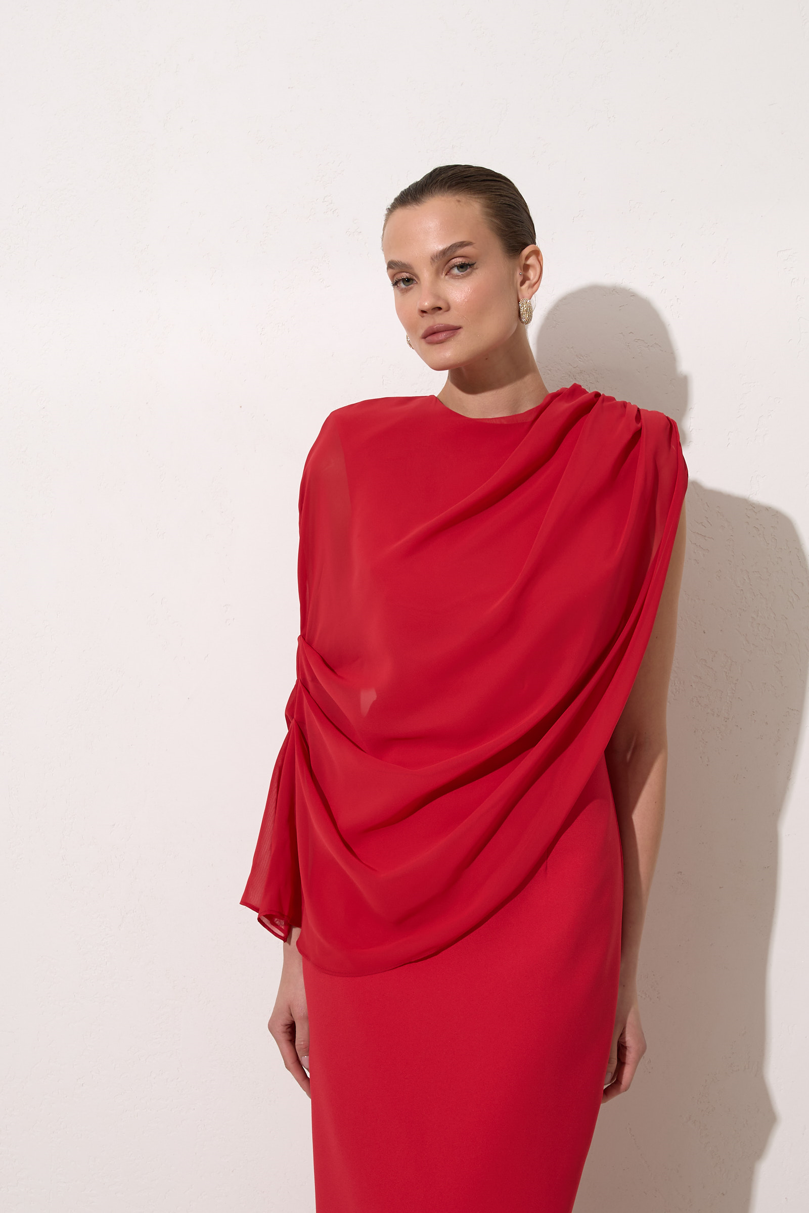Kırmızı Kol Ve Drape Detaylı Midi Boy Elbise
