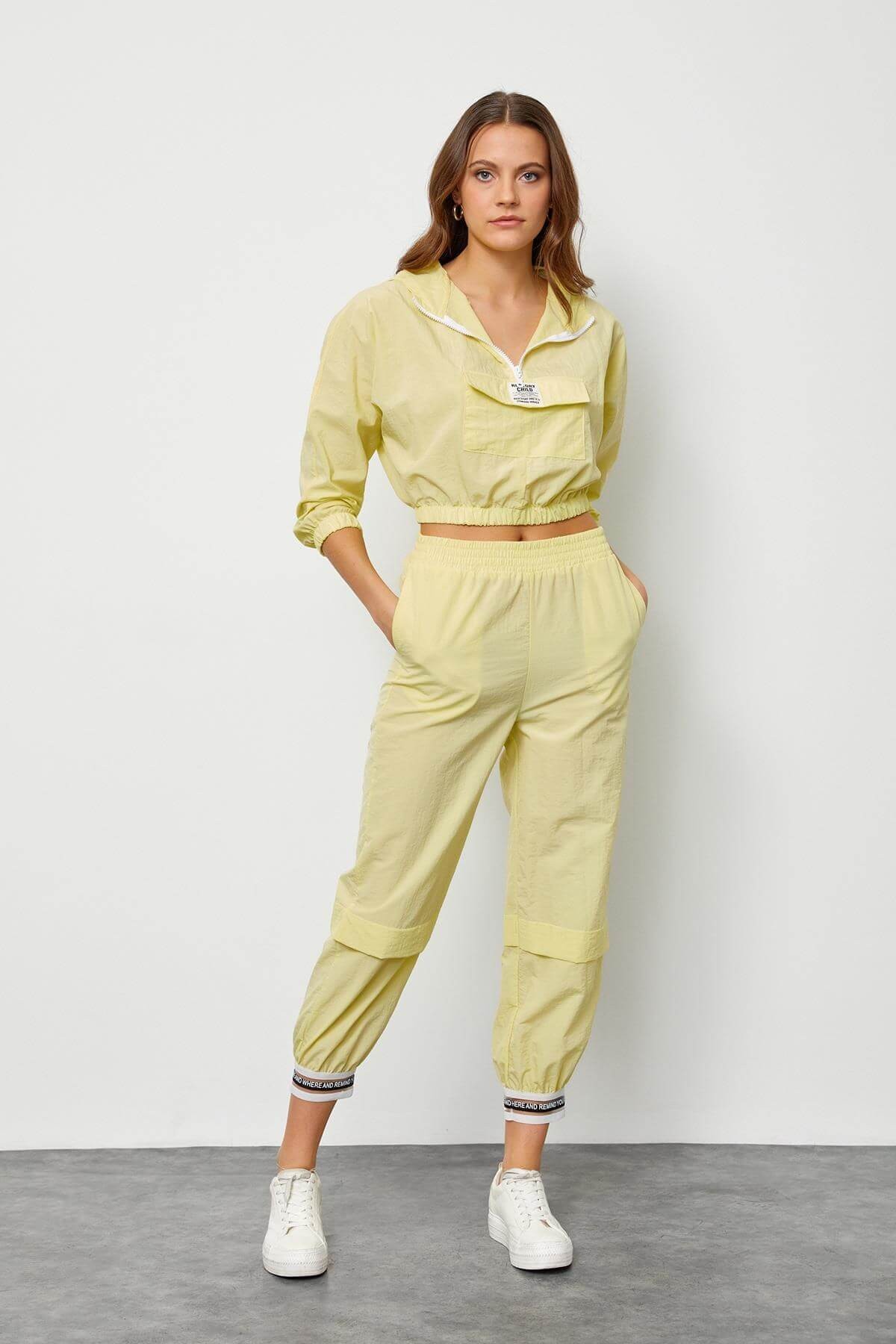 Sarı Paçası Şerit Detaylı Jogger PantolonST050S20402001