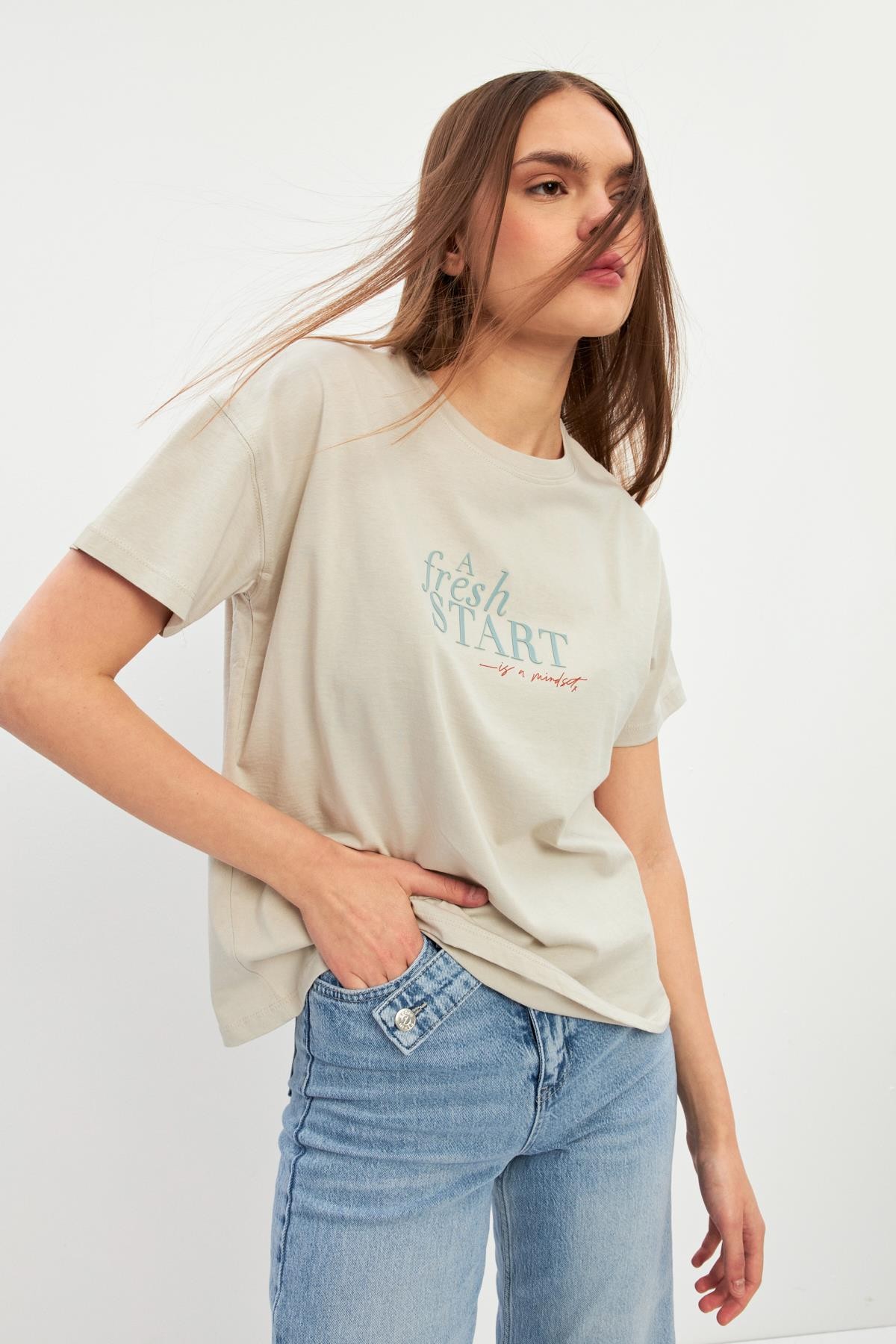 Bej Baskı Detaylı Kısa Kollu T-Shirt Kadın T-Shirt modelleri