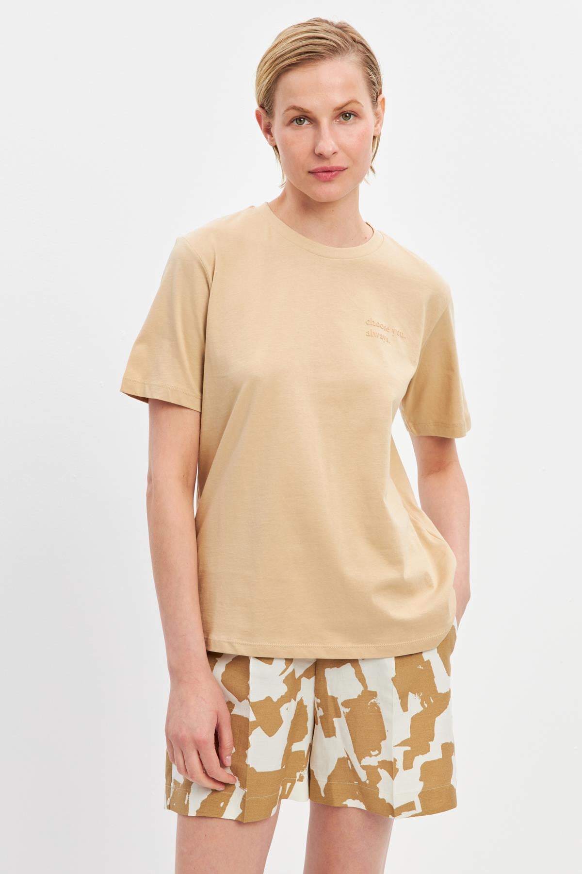 Bej Bisiklet Yaka Mini Baskı Detaylı Basic T-Shirt Kadın Kategorisiz modelleri