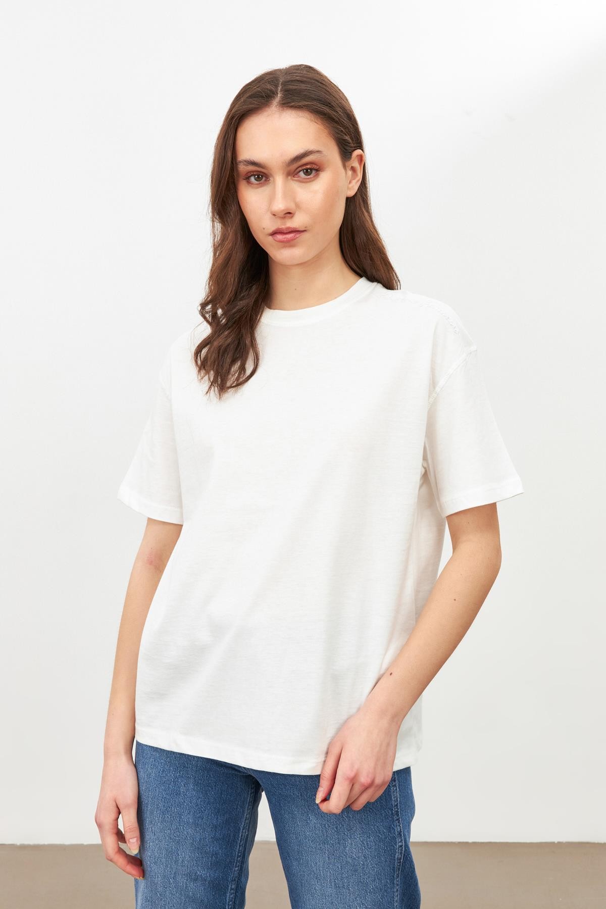Beyaz Nakış Detaylı T-Shirt Kadın T-Shirt modelleri