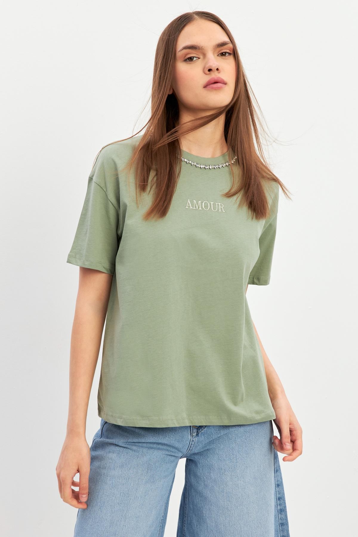 Çağla Bisiklet Yaka Taş Detayllı Mini Baskılı T-Shirt Kadın T-Shirt modelleri
