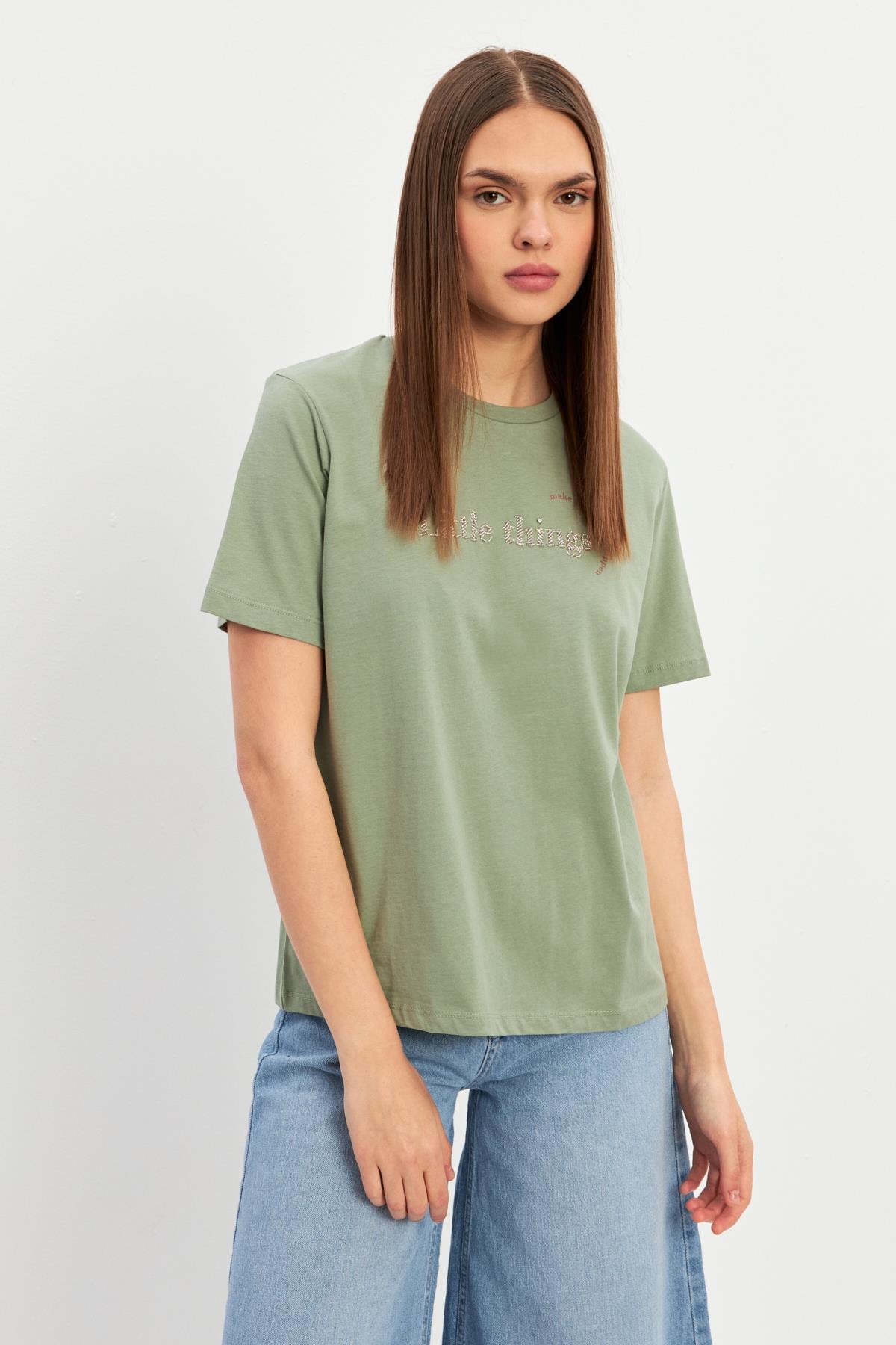 Çağla Mini Baskı Detaylı Bisiklet Yaka Kısa Kollu T-Shirt Kadın T-Shirt modelleri