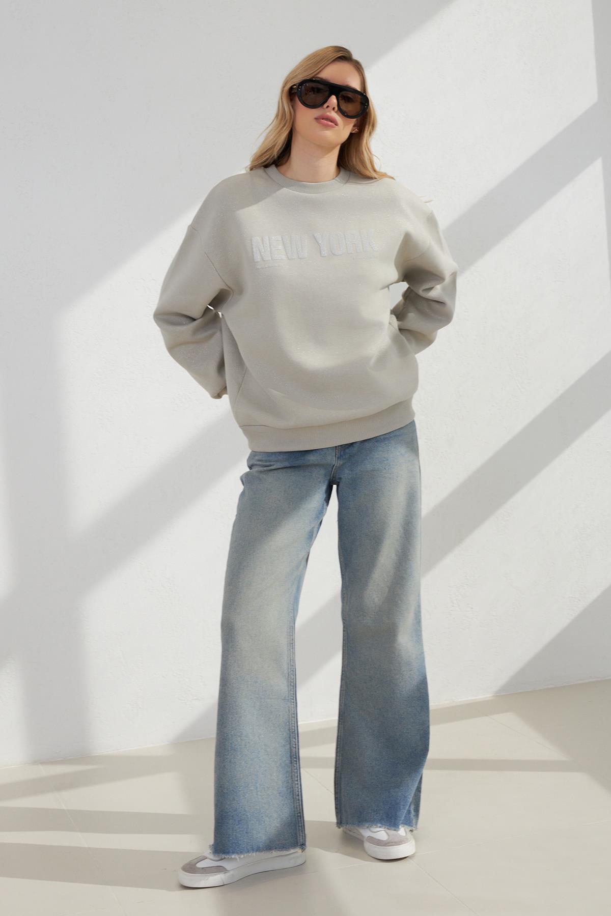 Çağla Sim Ve Baskı Detaylı Şardonlu Bisiklet Yaka Uzun Kollu Sweatshirt