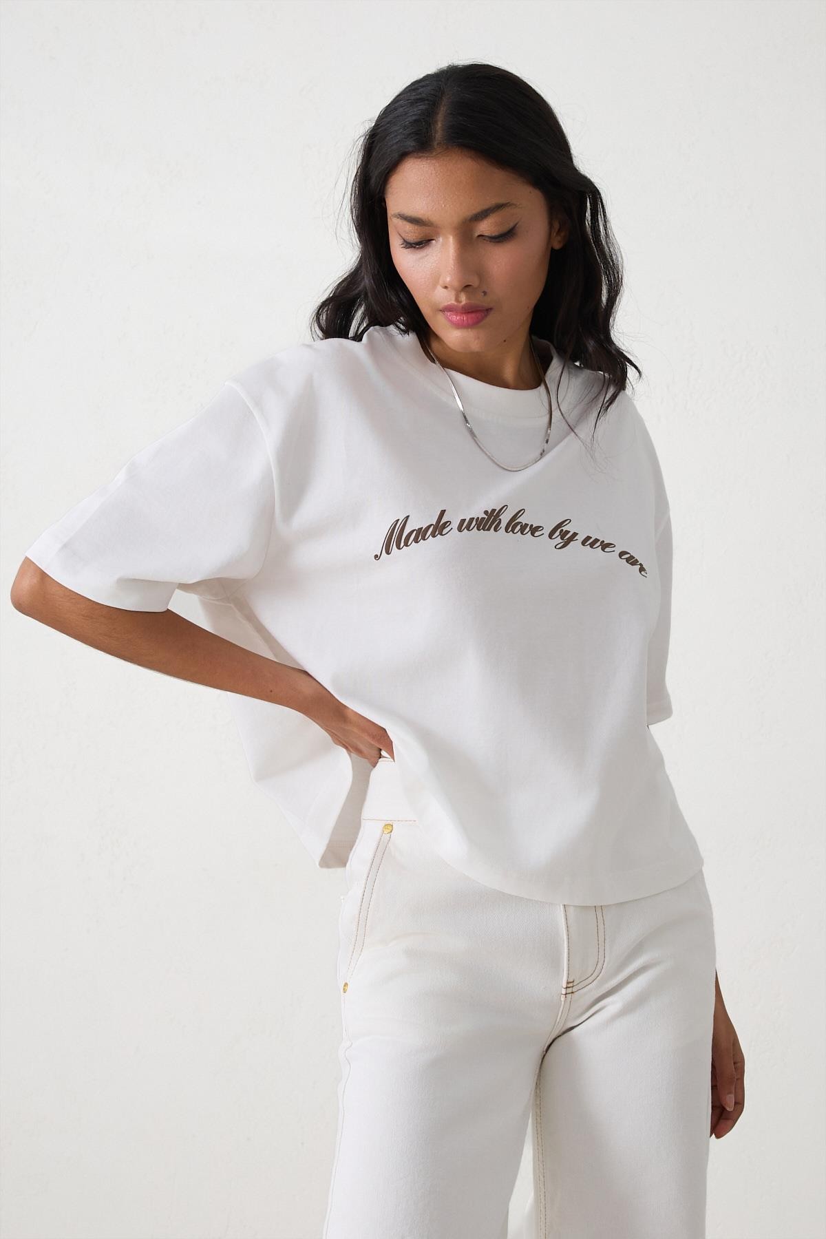 Ekru Yakada Baskı Detaylı Bisiklet Yaka Kısa Kollu T-Shirt