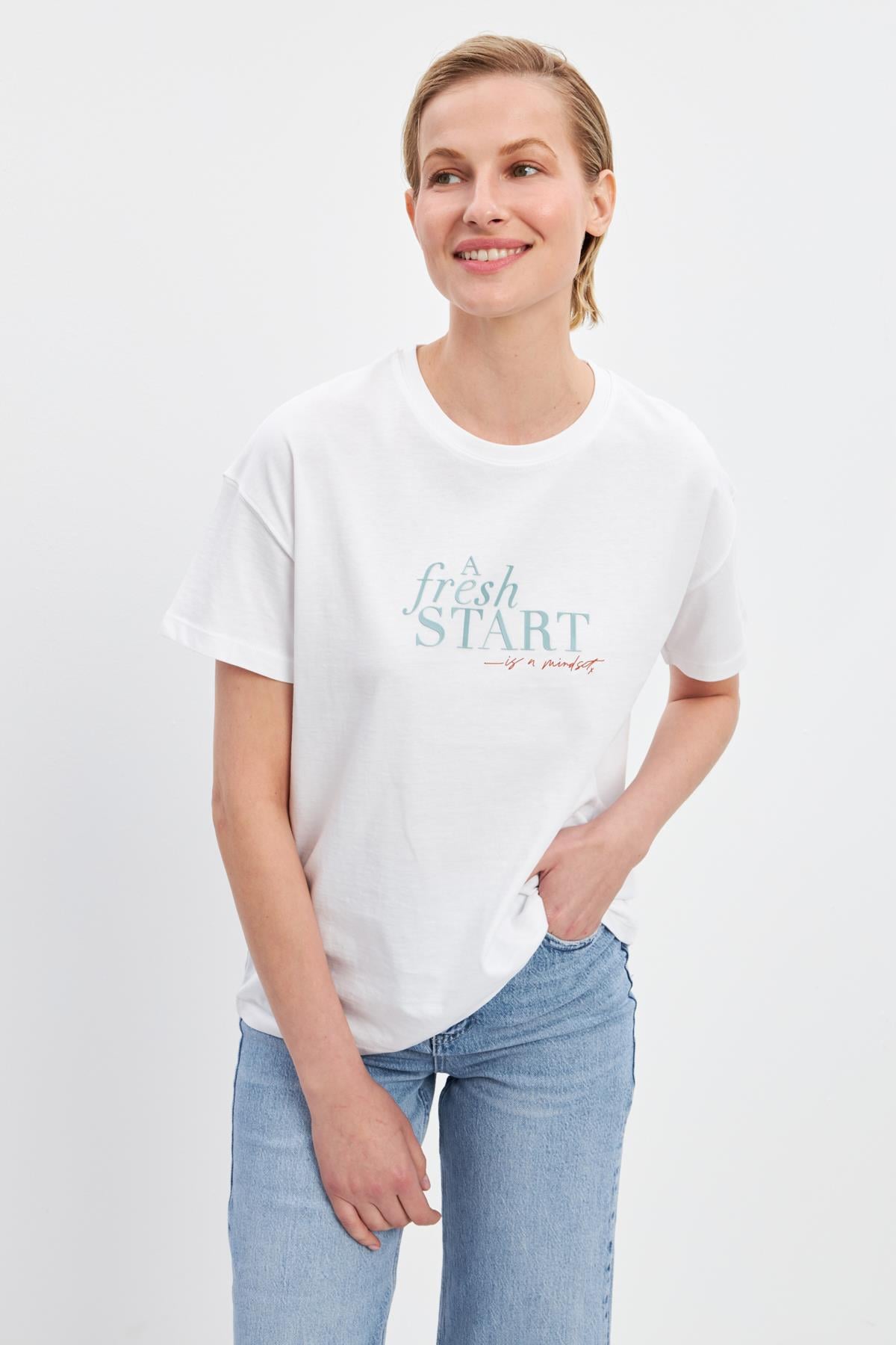 Ekru Baskı Detaylı Kısa Kollu T-Shirt Kadın Kategorisiz modelleri