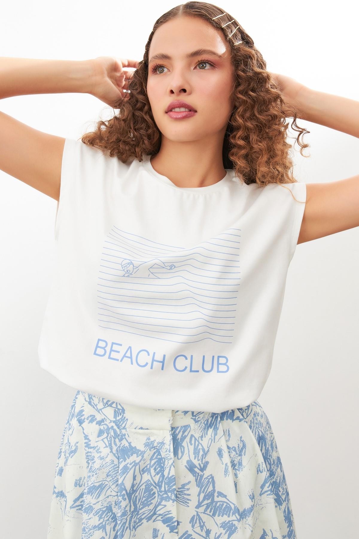 Ekru Beach Club Baskılı T-Shirt Kadın Kategorisiz modelleri