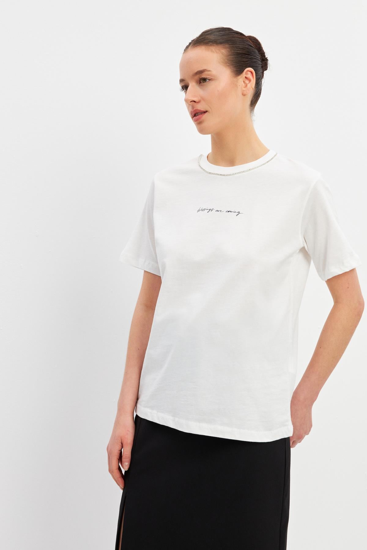 Ekru Bisiklet Yaka Taş Detaylı Baskılı Basic T-Shirt Kadın T-Shirt modelleri