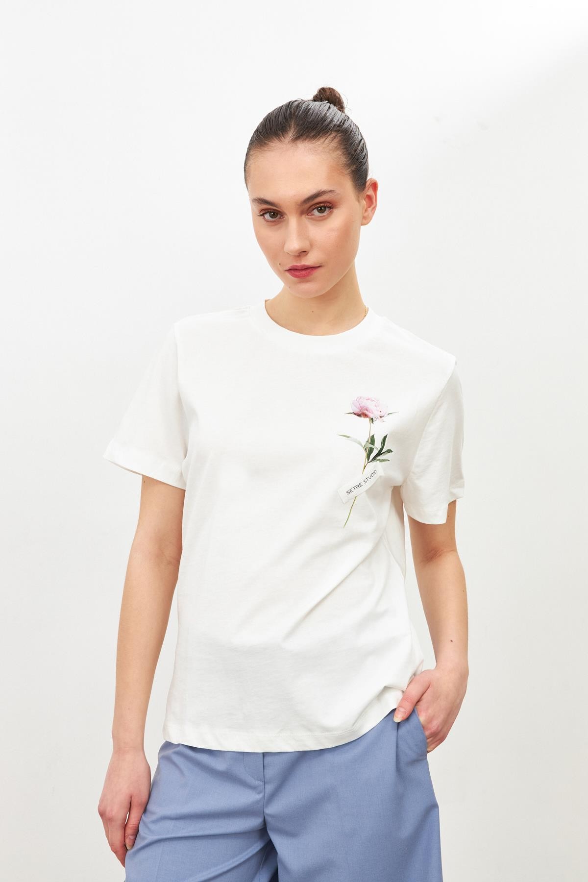 Ekru Çiçek Detaylı Setre Bantlı T-Shirt Kadın T-Shirt modelleri