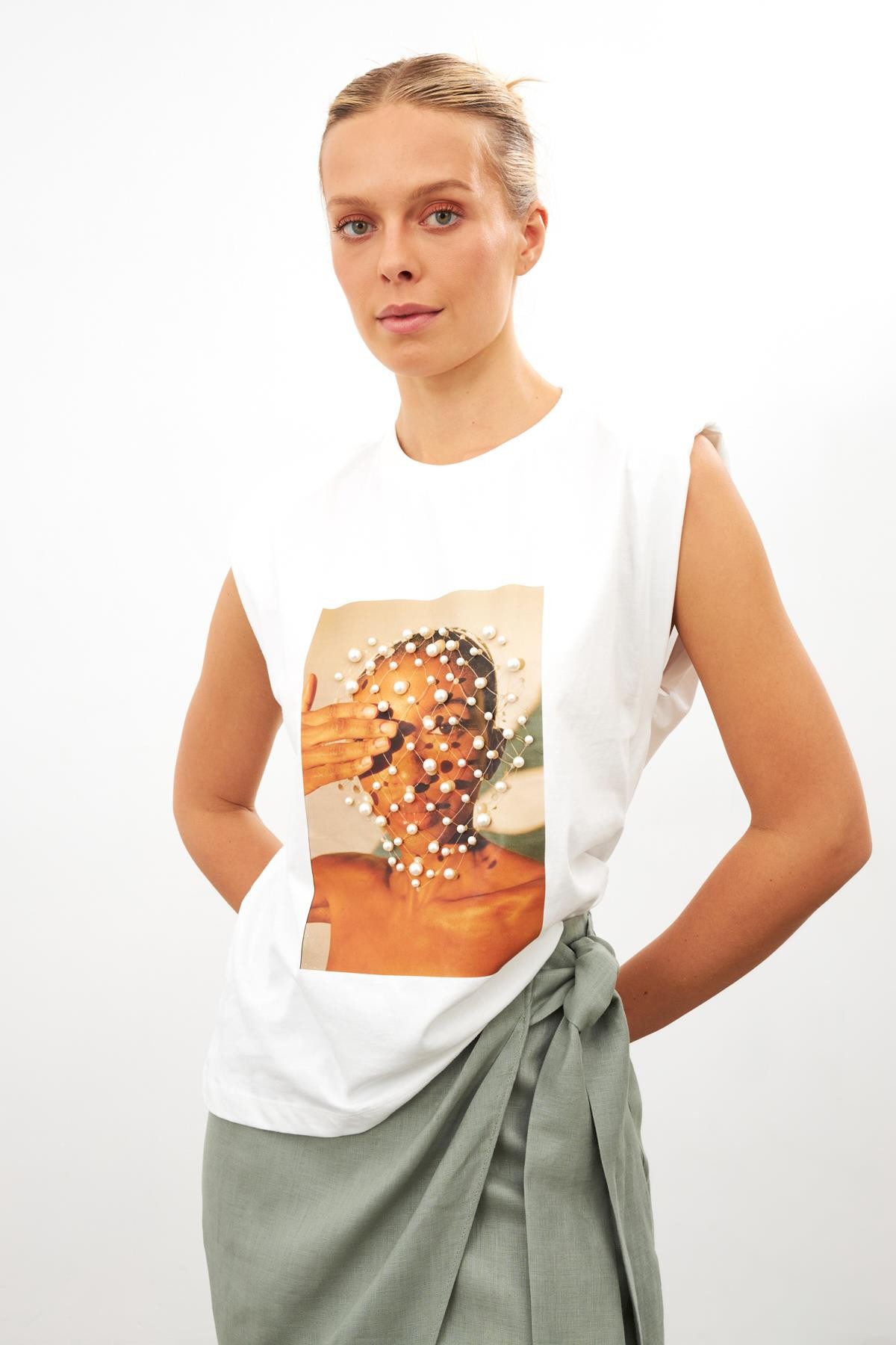 Ekru İnci Detaylı Baskılı Vatkalı 0 Kollu T-Shirt Kadın T-Shirt modelleri