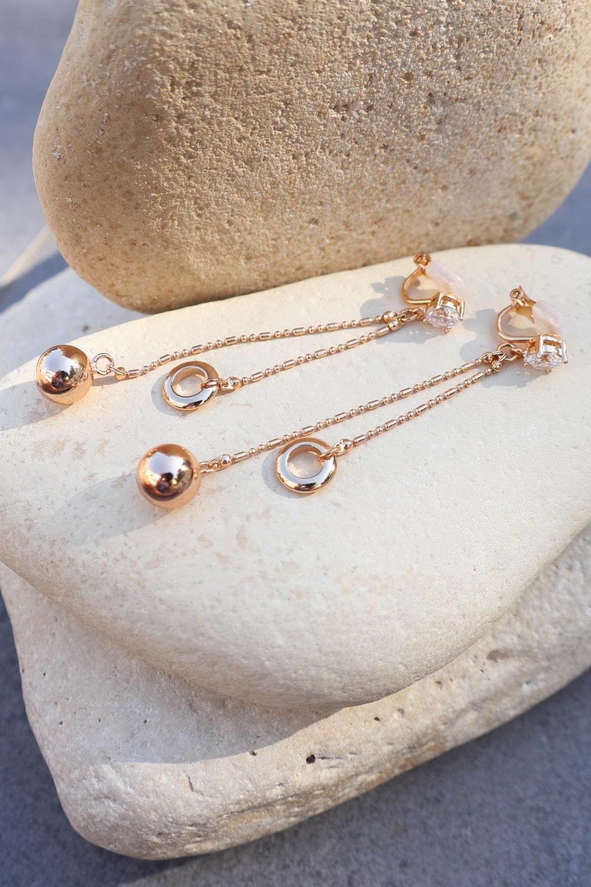 Ekru Kulakta Delik Gerekmeyen Sallantılı Küpe - Ear Cuff Kadın Kategorisiz modelleri