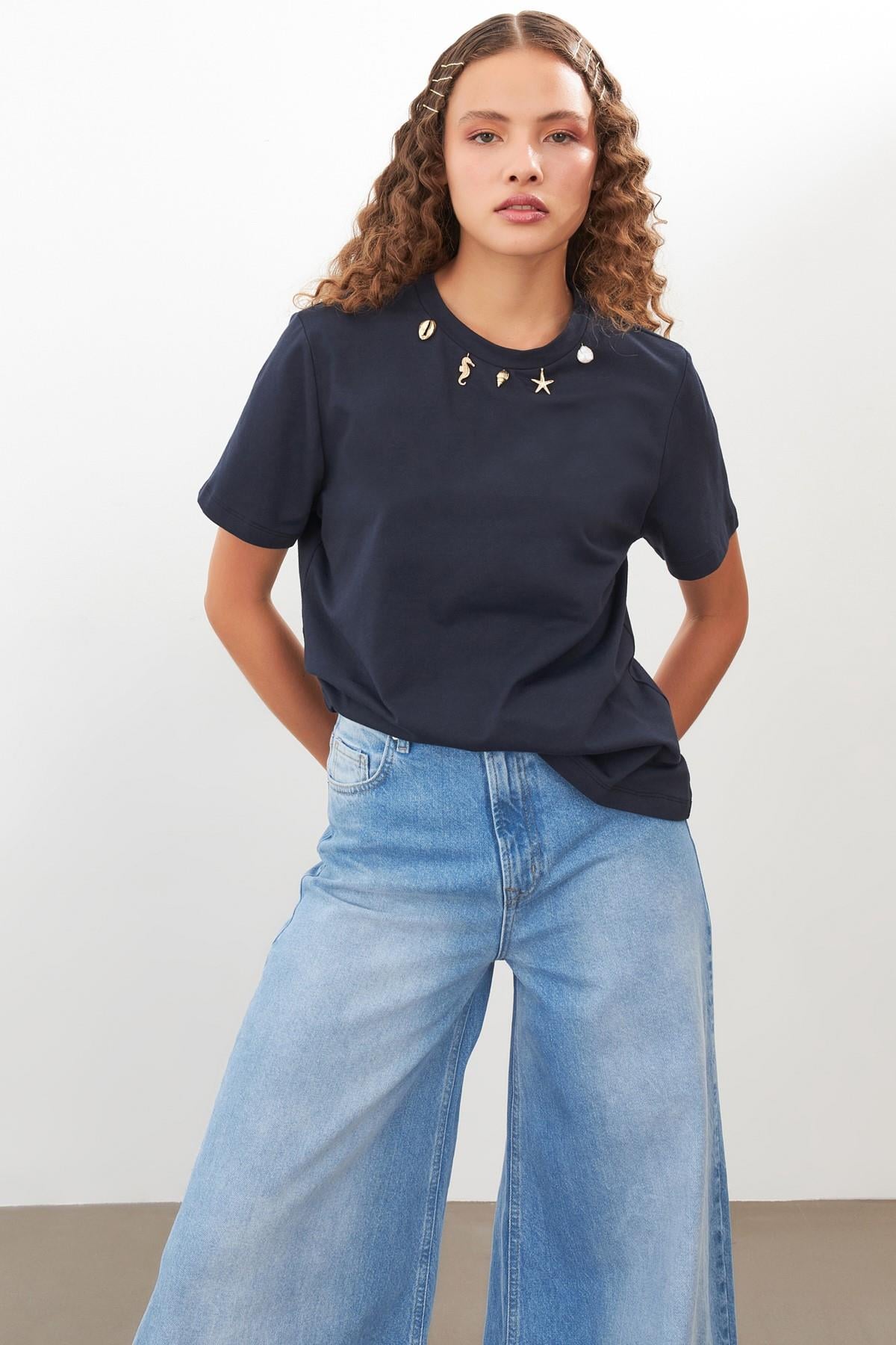 Ekru Yakası Taş Detaylı Basic T-Shirt