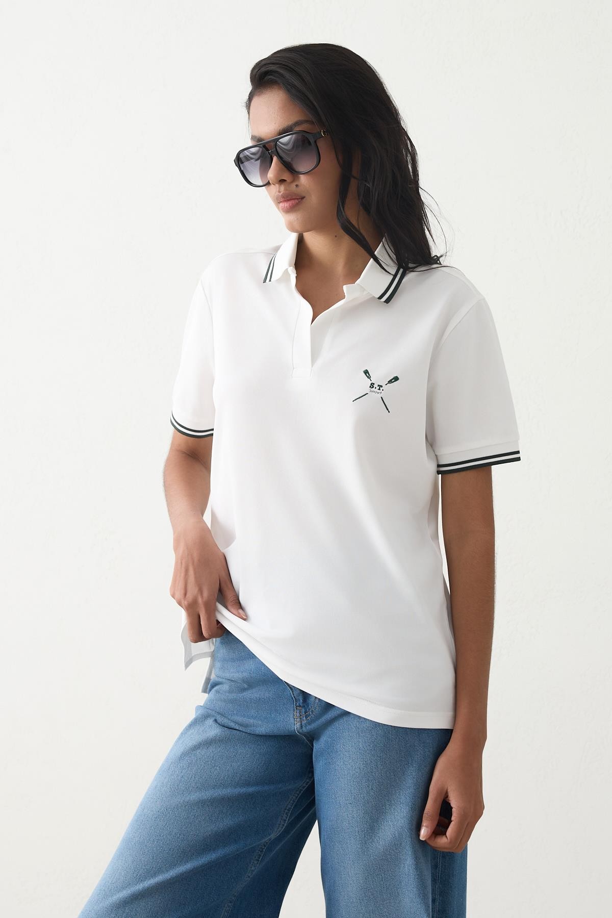 Ekru-Yeşil Yaka Ve Çizgi Detaylı Mini Nakışlı T-Shirt