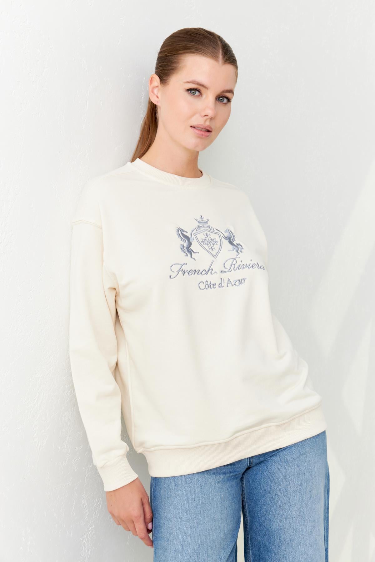 Krem Bisiklet Yaka Baskı Detaylı Uzun Kollu Sweatshirt