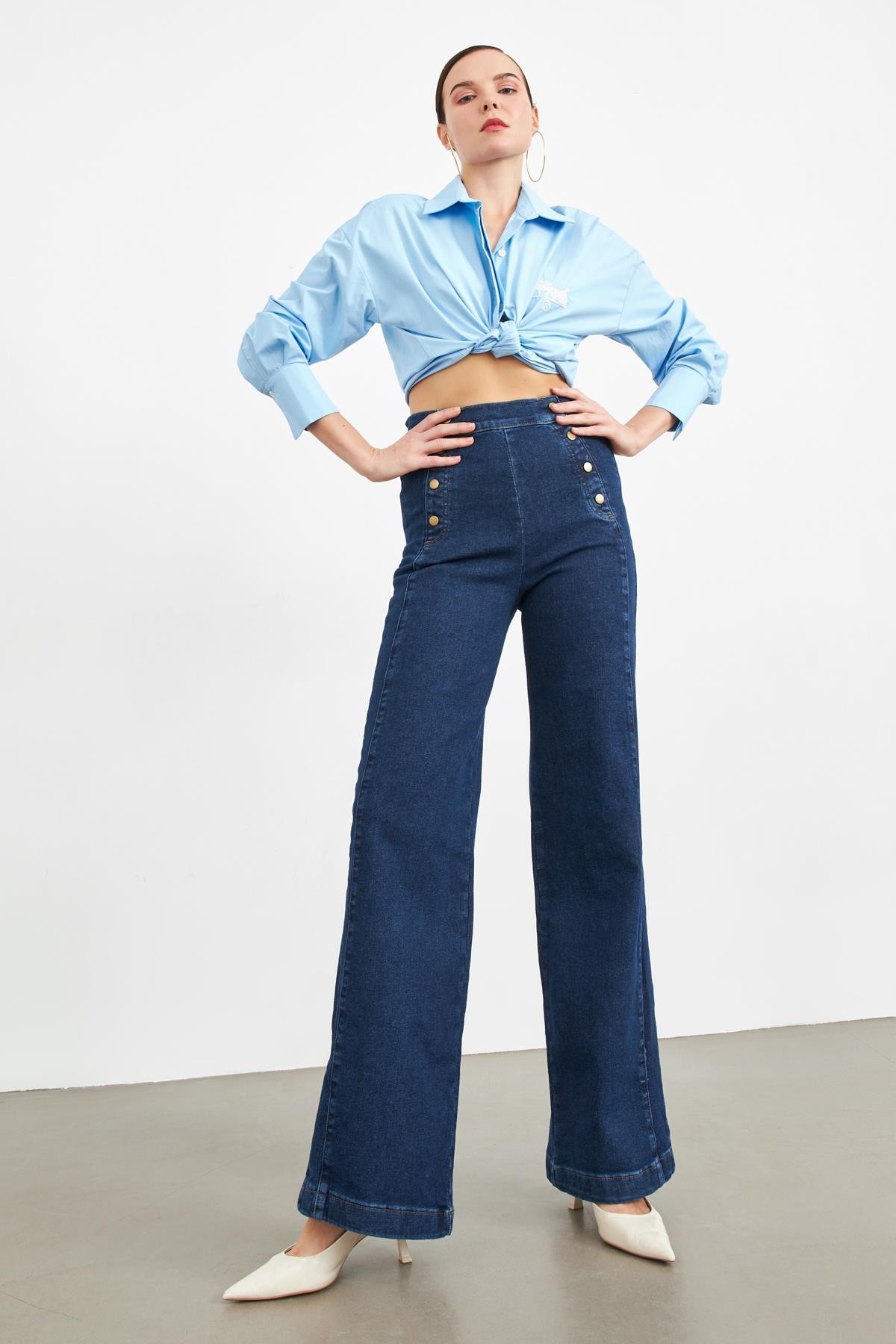 Mavi Düğme Detaylı Jeans