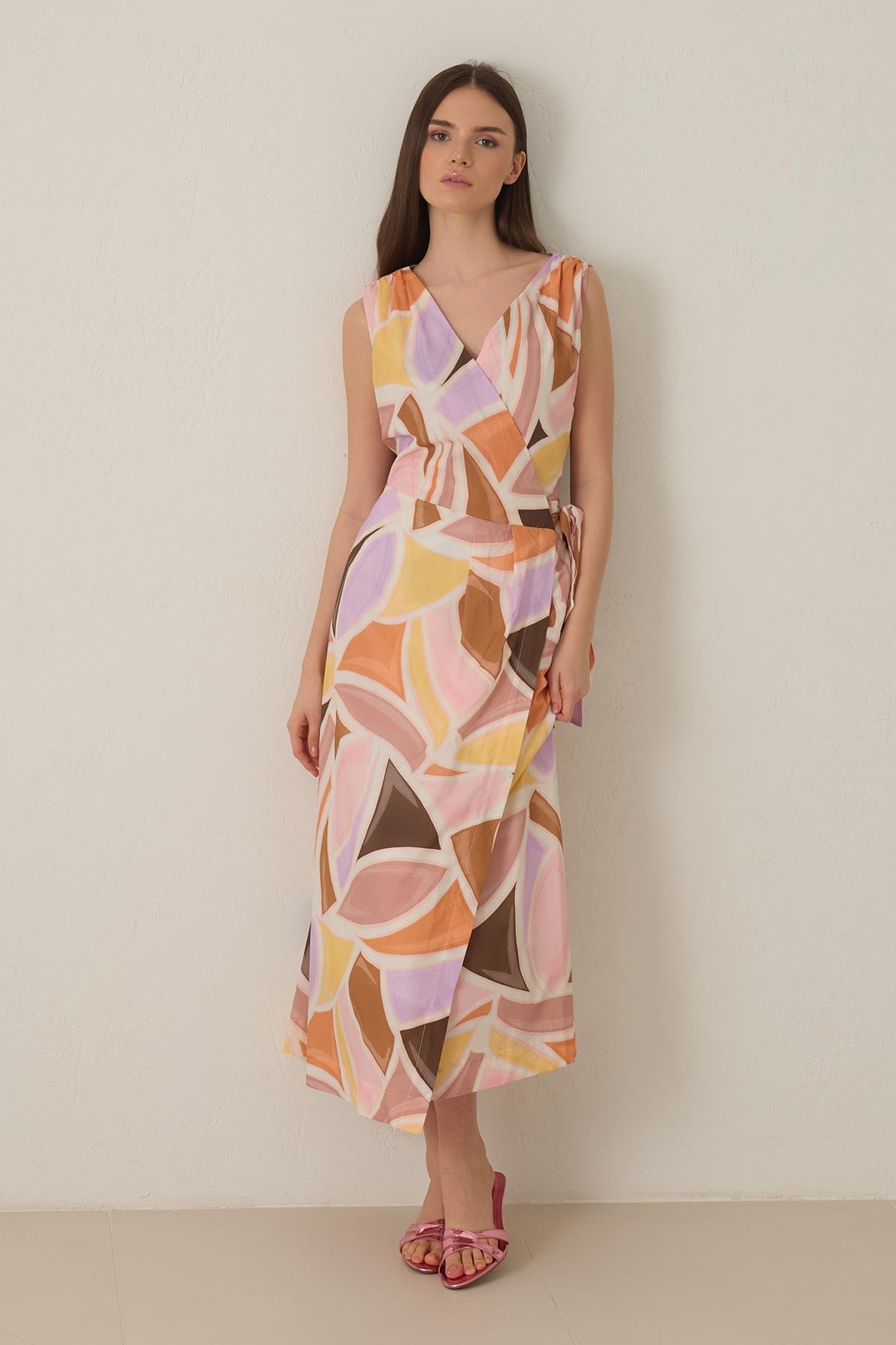 Pembe Asimetrik V Yaka Belden Oturtmalı Kolsuz Pamuklu Desenli Elbise