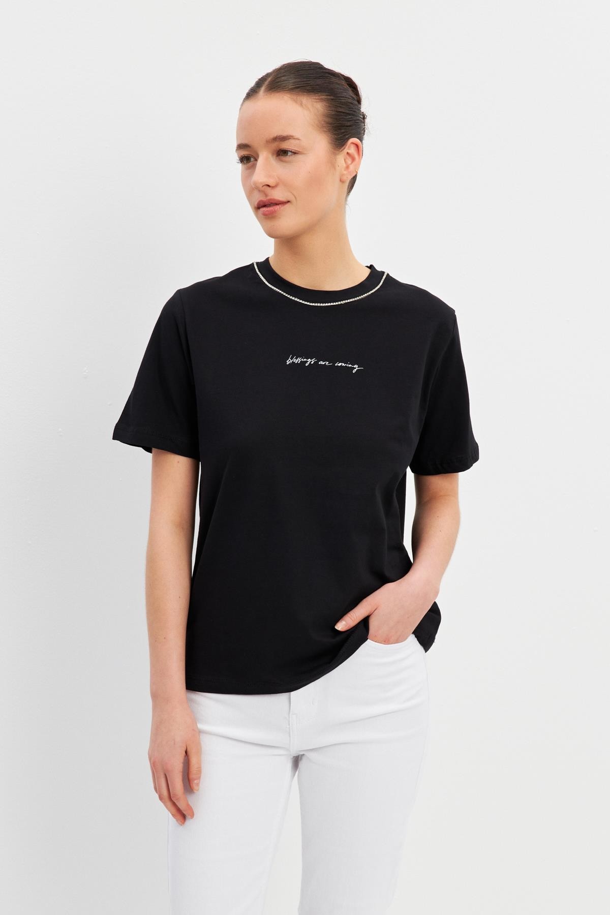 Siyah Bisiklet Yaka Taş Detaylı Baskılı Basic T-Shirt Kadın T-Shirt modelleri
