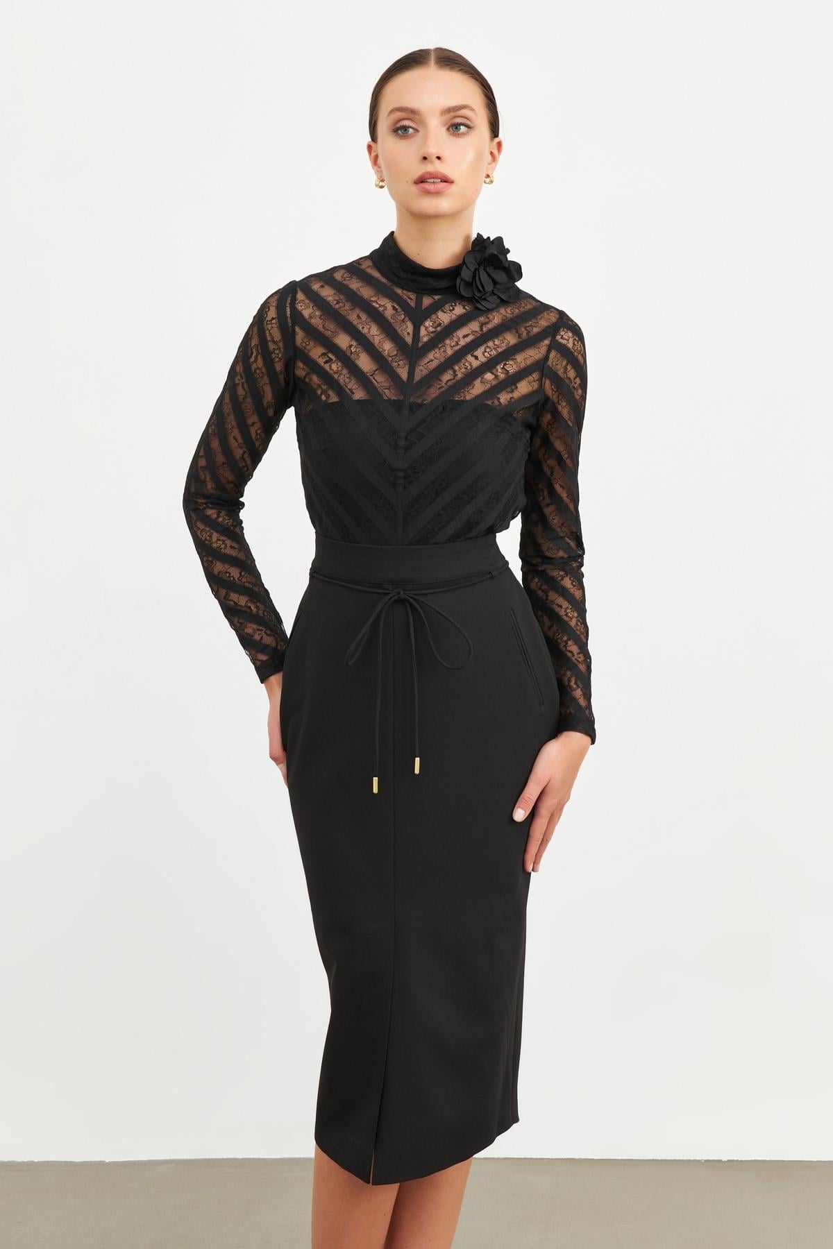 Siyah Gül Detalı Bluz