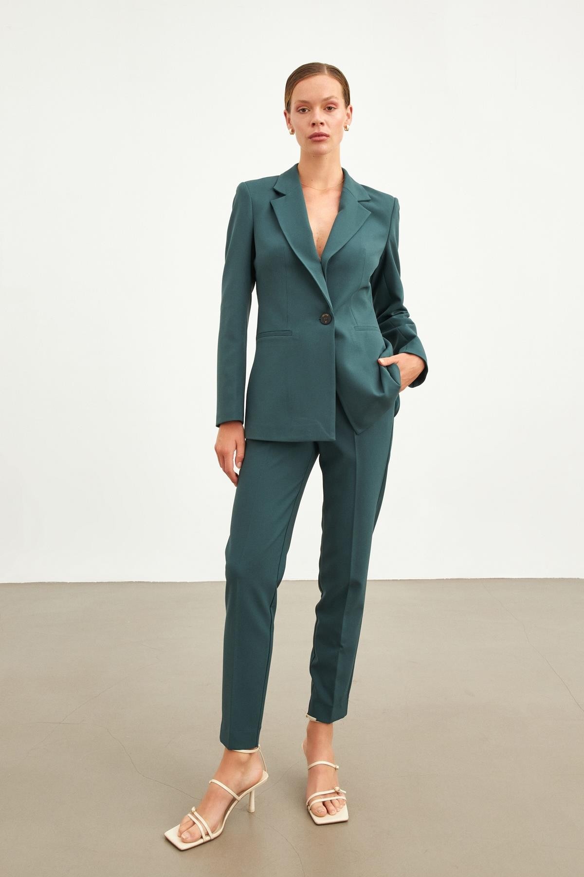 Zümrüt Ceket Yaka Düğme Kapamalı Uzun Kollu Tam Bel Boru Paça Pantolonlu Takım