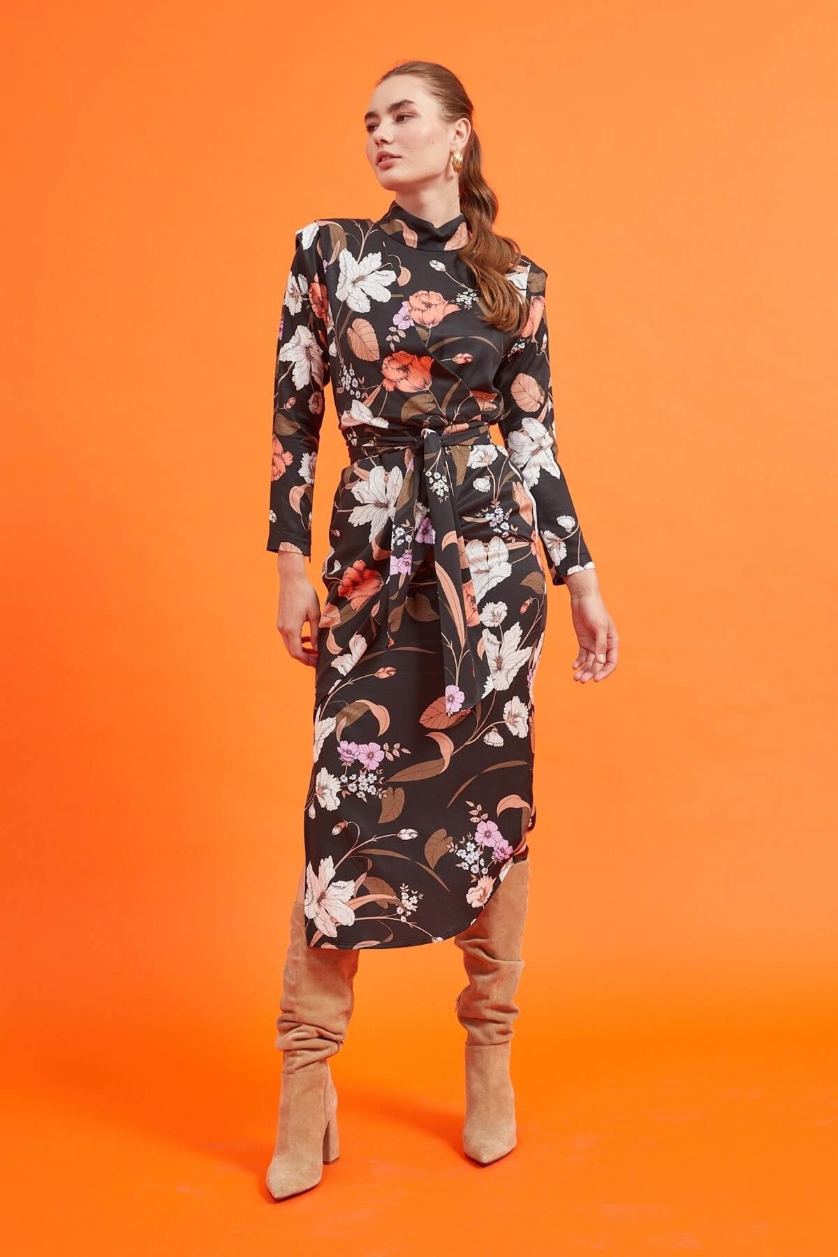 Siyah Kuşaklı Floral Desen ElbiseST060W40114001