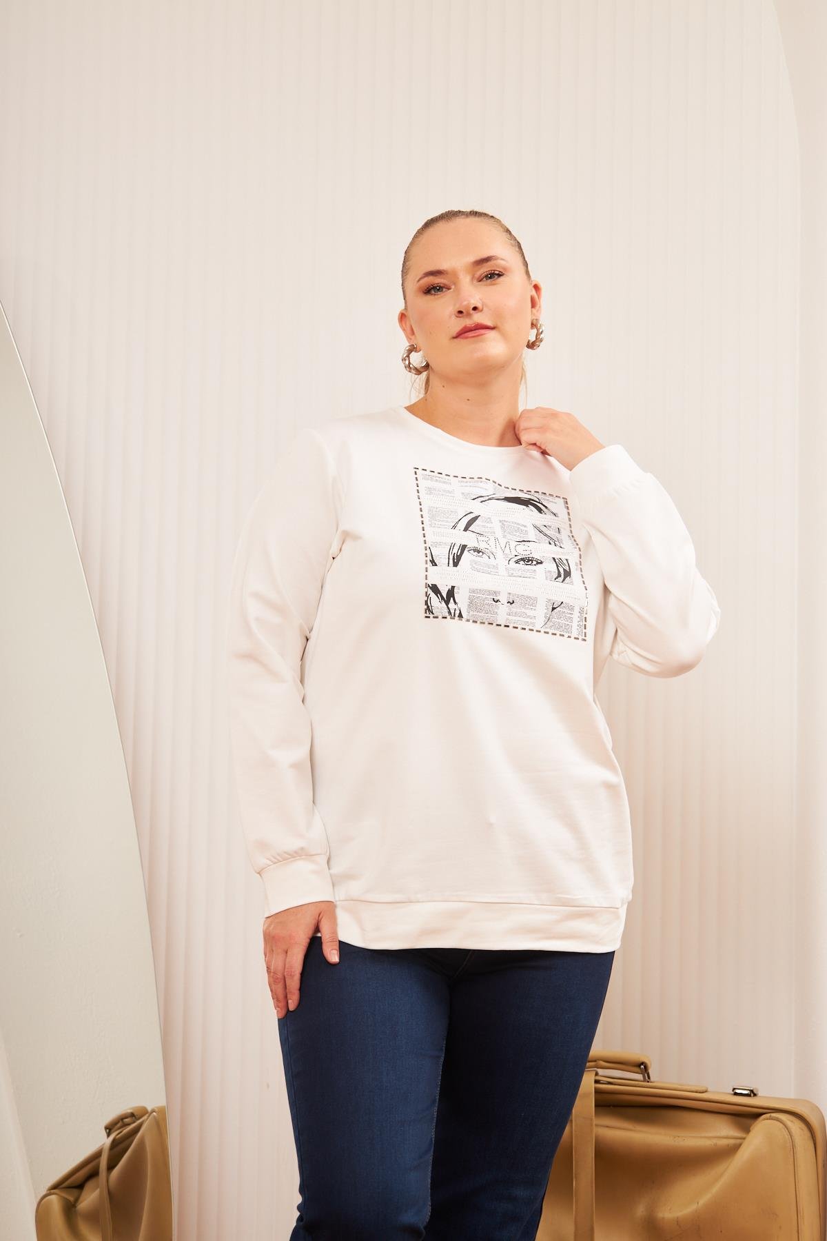 Büyük Beden Baskı ve taş Detay Sweatshirt Ekru