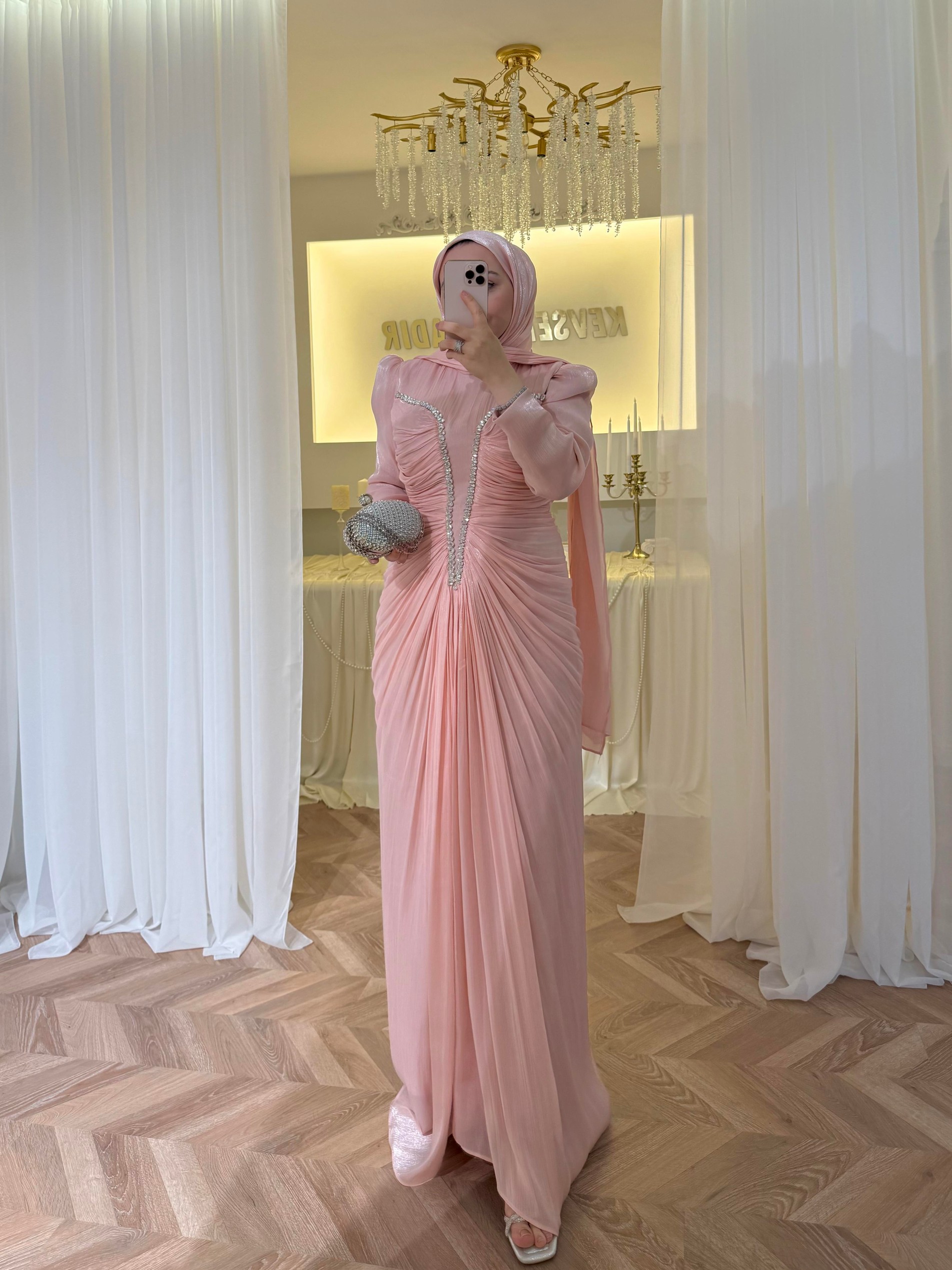 LARA PEMBE