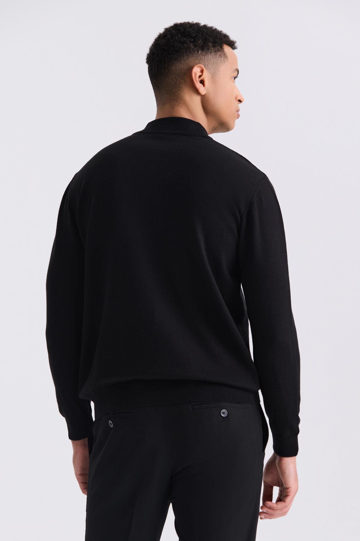 Siyah Classic Fit Desenli Yarım Balıkçı Yaka Triko Kazak