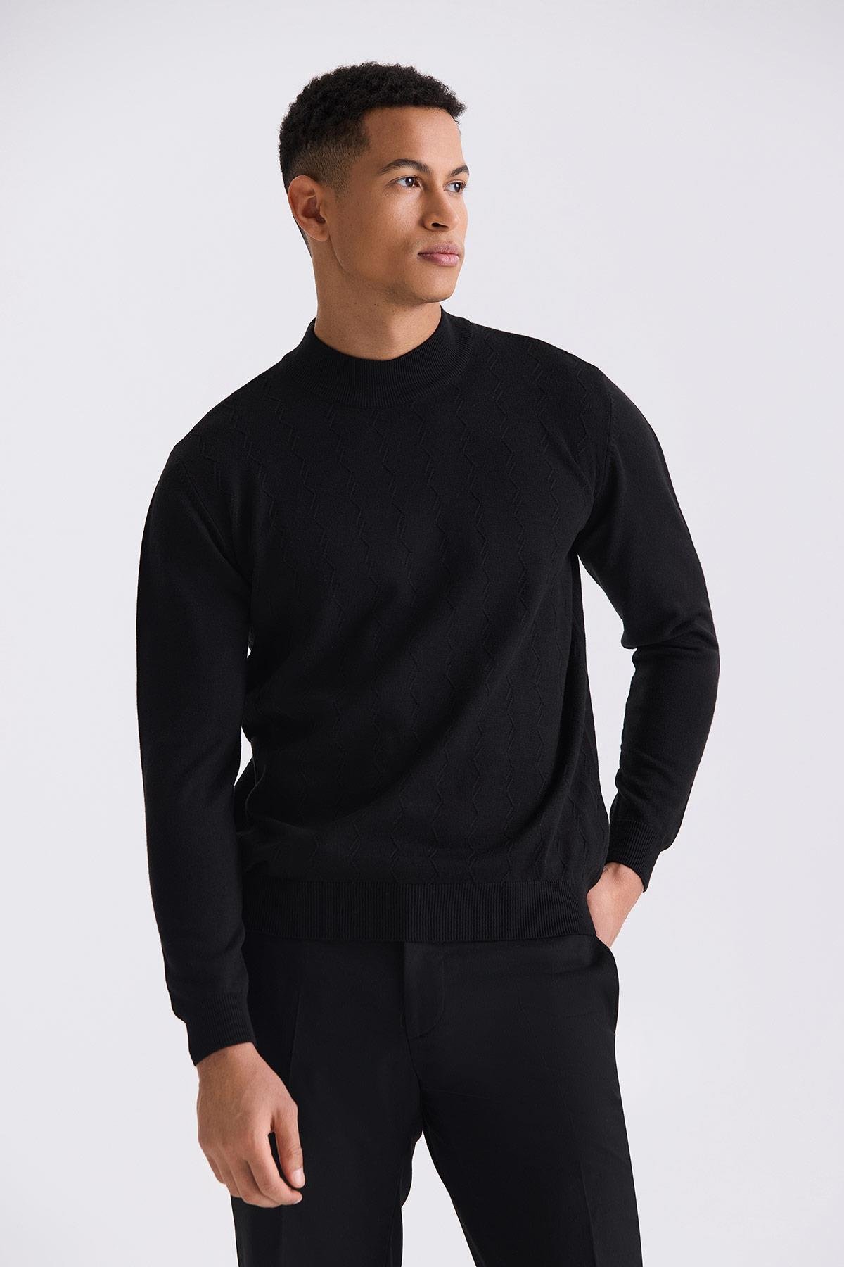 Siyah Classic Fit Desenli Yarım Balıkçı Yaka Triko Kazak