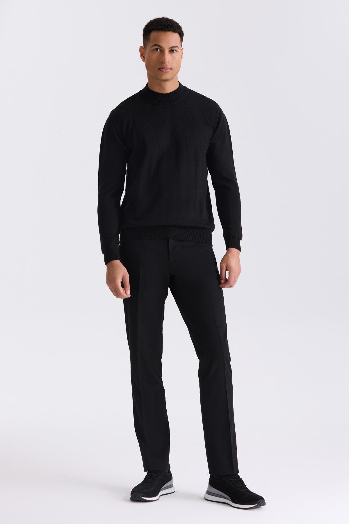 Siyah Classic Fit Desenli Yarım Balıkçı Yaka Triko Kazak