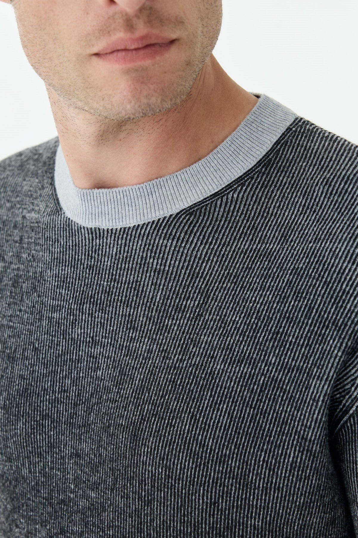 Siyah Comfort Fit Desenli Bisiklet Yaka Triko