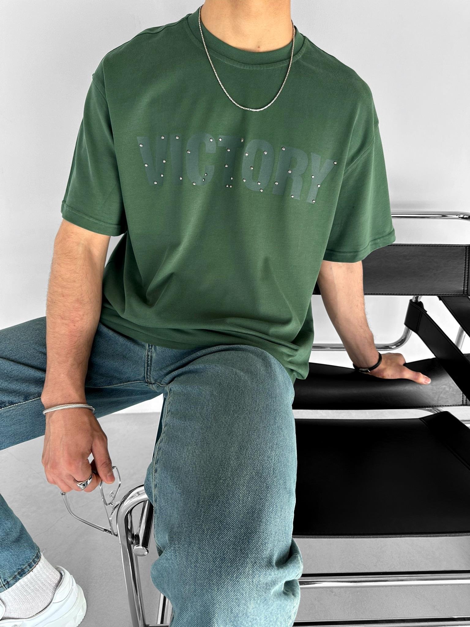 Bol Kesim 'Victory' Baskılı Taşlı T-Shirt Koyu Yeşil