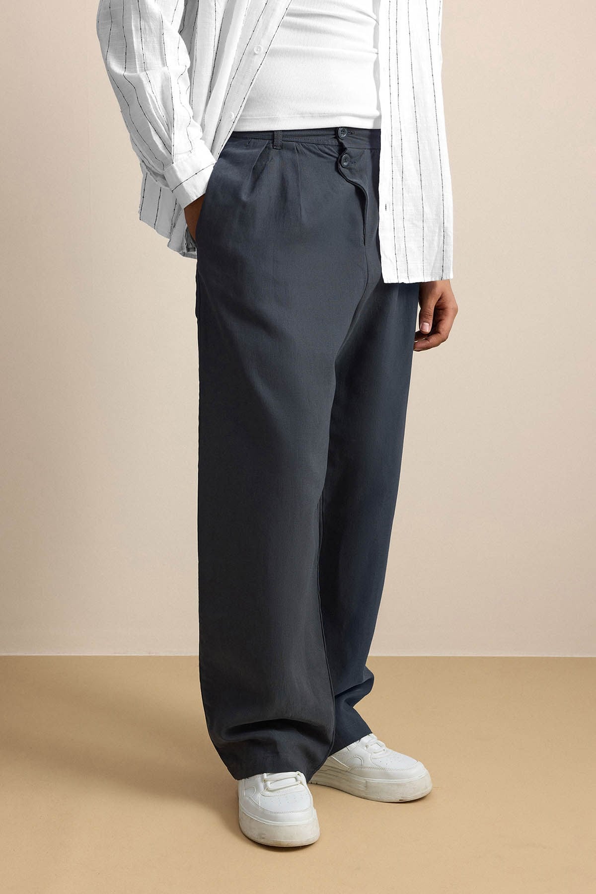 Erkek Baggy Fit Asimetrik Pileli Tencel Pantolon Füme