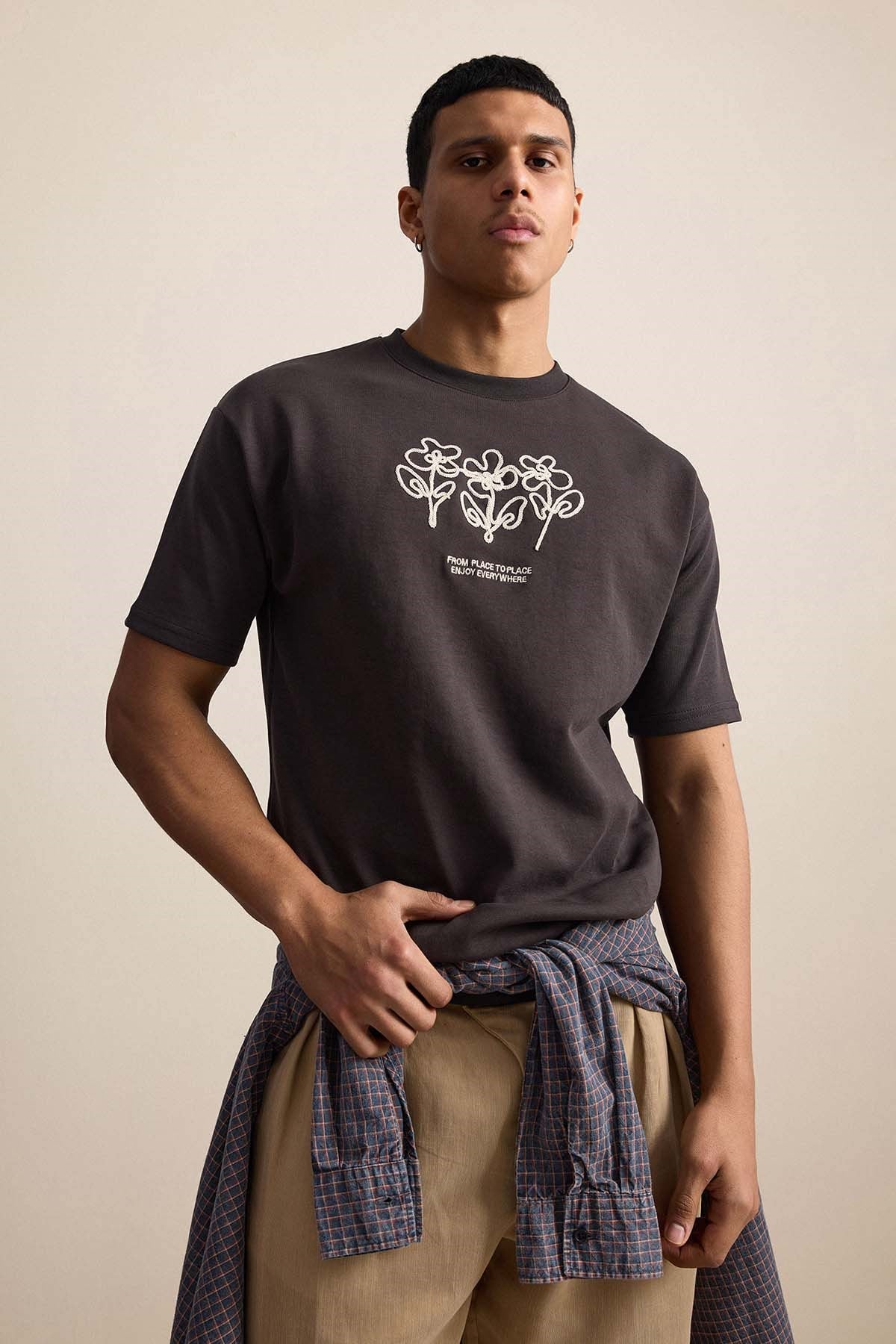 Erkek Oversize Çiçek Nakışlı T-Shirt Kahve